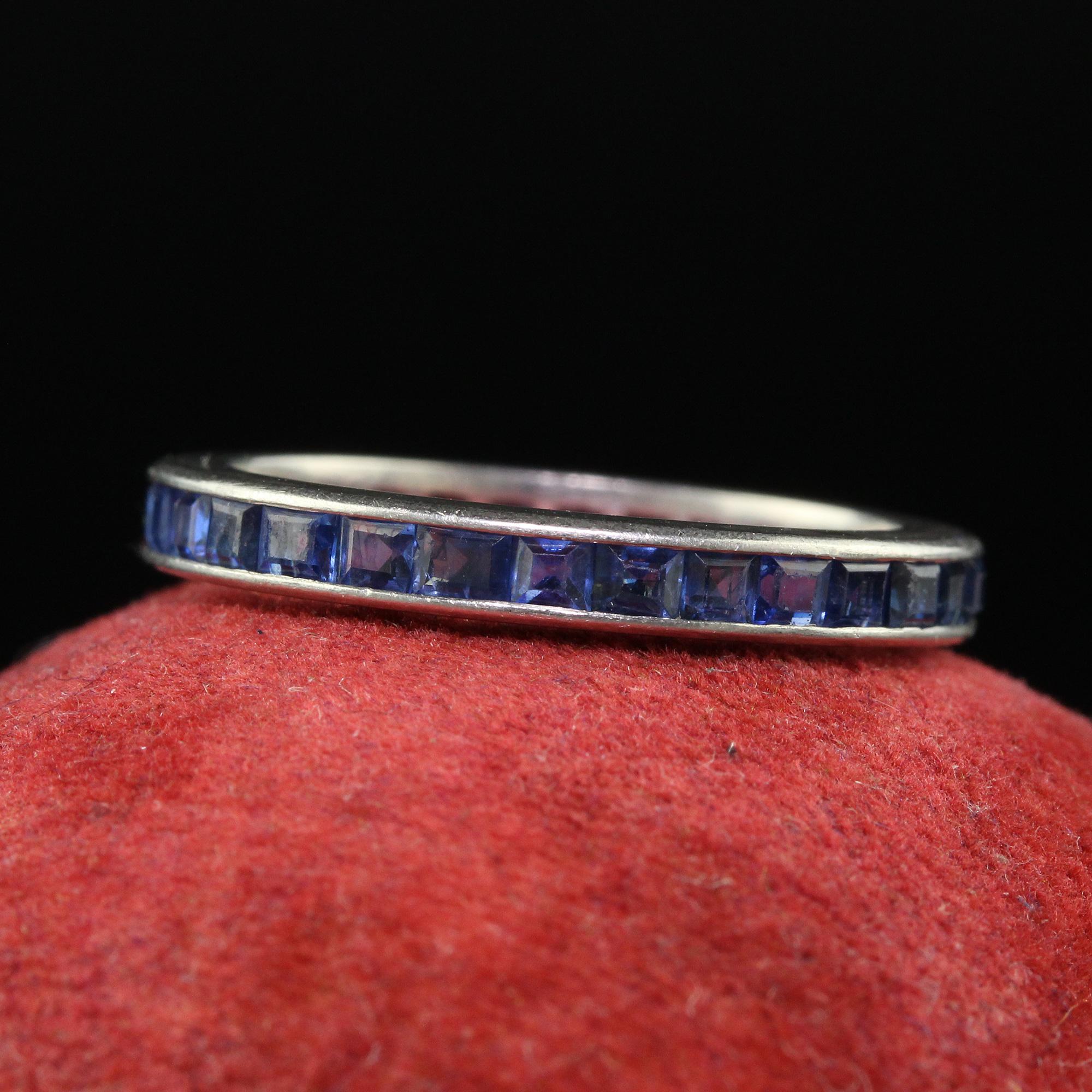 Bellissima fascia per l'eternità in platino Art Deco con zaffiro taglio quadrato - misura 6. Questa bellissima fascia per l'eternità con zaffiro Art Deco è realizzata in platino. L'anello presenta splendidi zaffiri blu naturali incastonati intorno