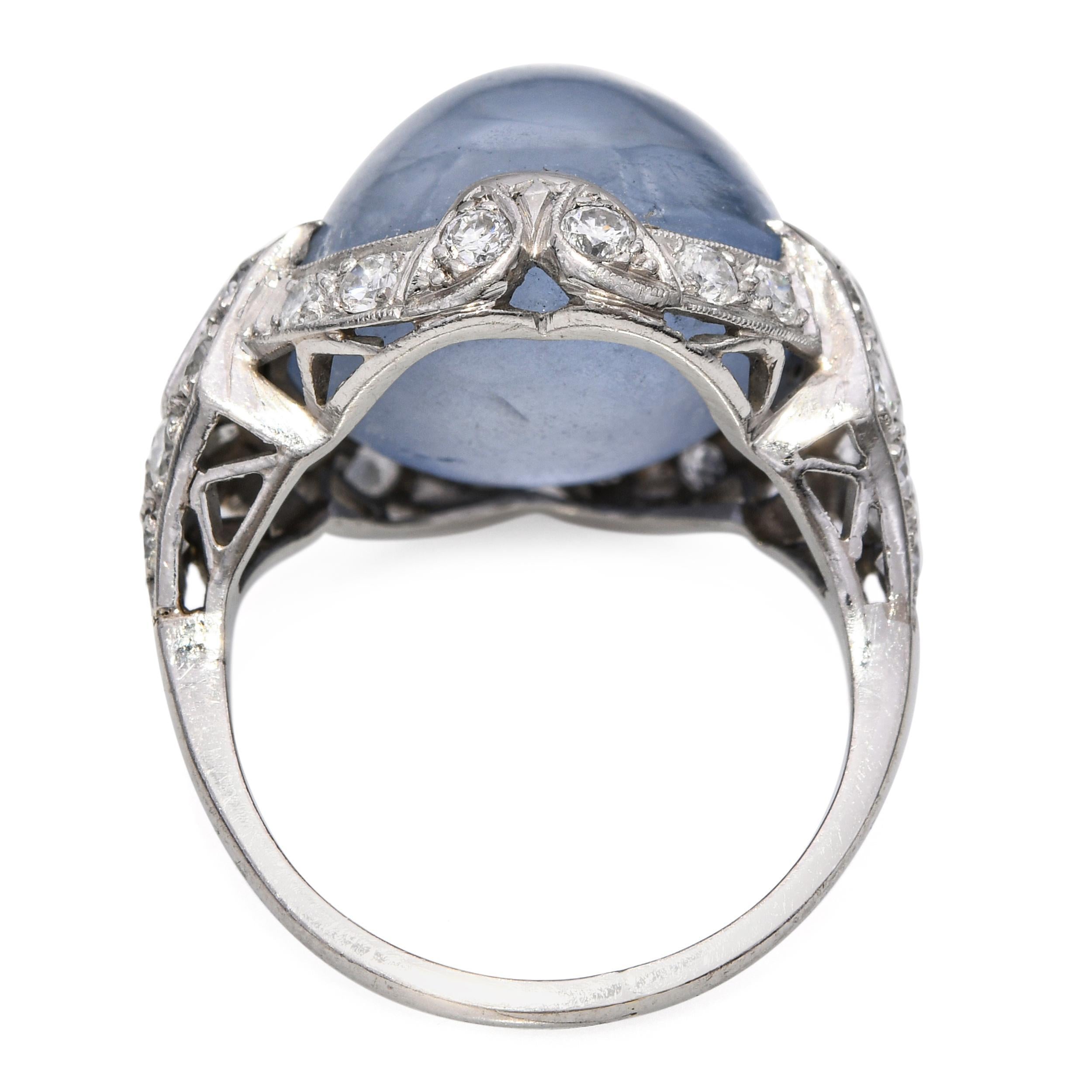 Bague cocktail ancienne en platine et saphir étoilé Art Deco Excellent état - En vente à New York, NY