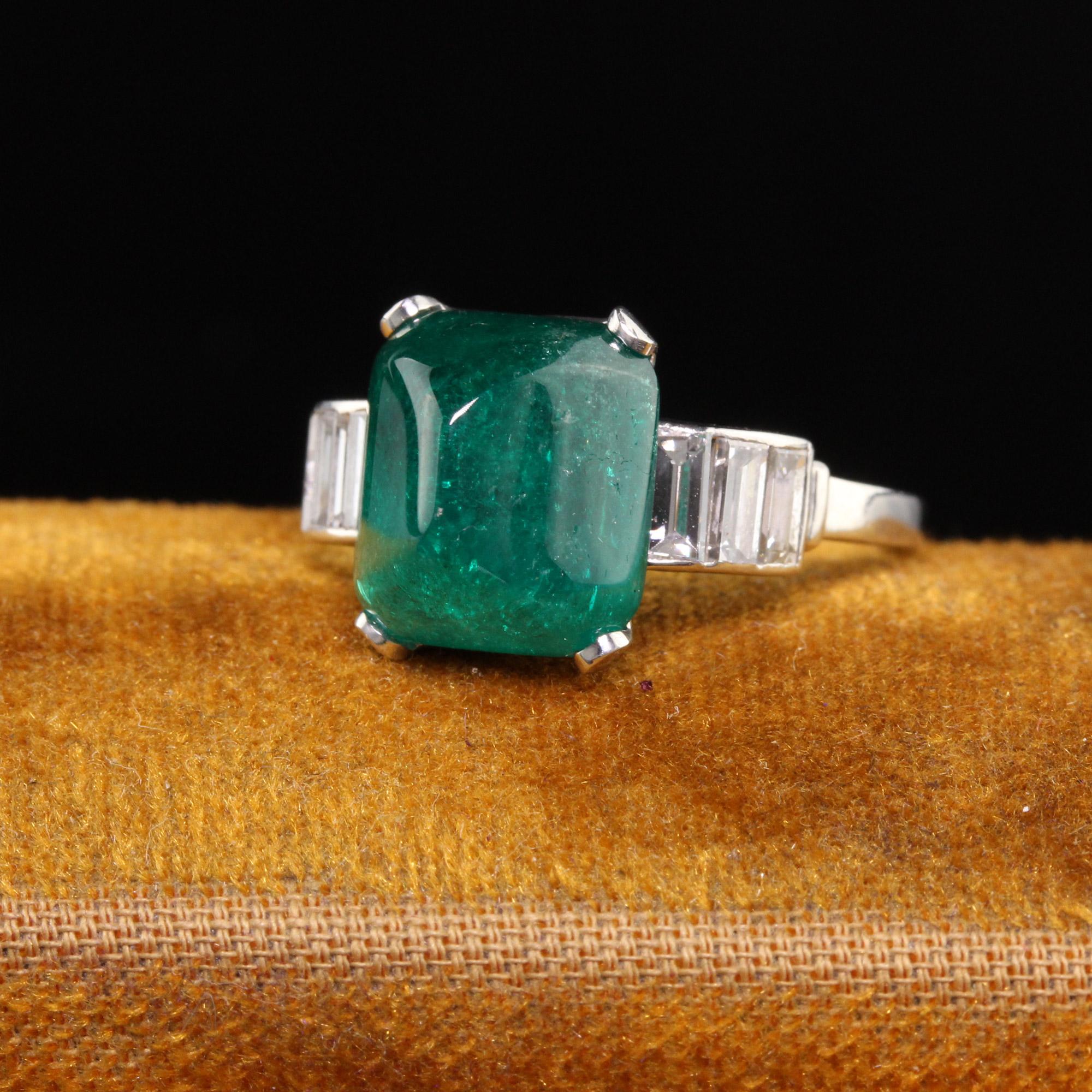 Pan di zucchero Anello antico Art Deco in platino con smeraldo Sugarloaf e diamanti baguette, GIA in vendita