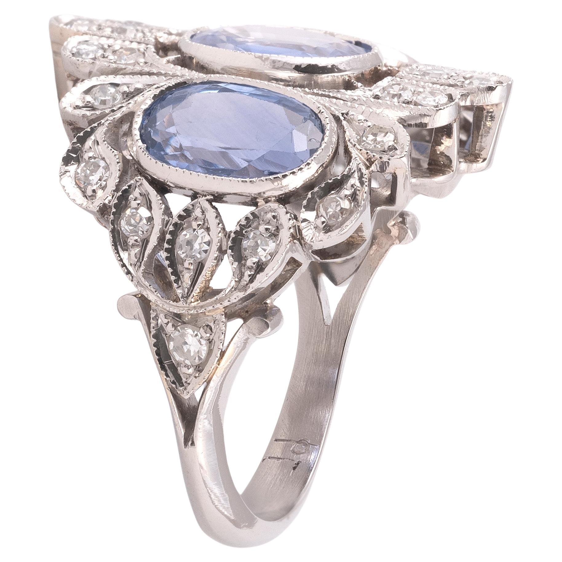 Precioso anillo vintage de platino con tres zafiros y diamantes talla antigua. Este precioso anillo de tres piedras está elaborado en platino. El centro contiene un zafiro ovalado y tiene dos zafiros ovalados más grandes a sus lados de