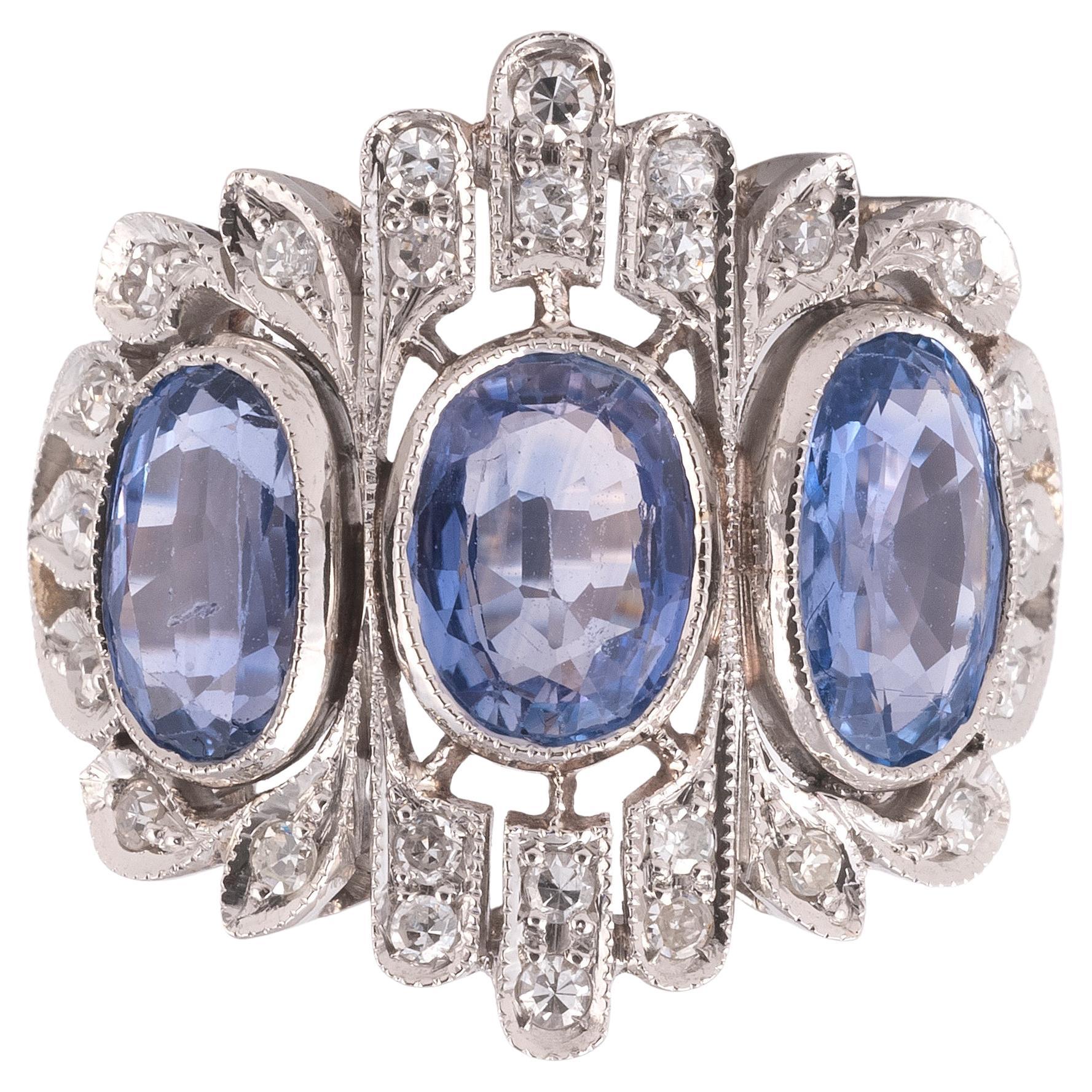 Anillo vintage de platino con tres zafiros y diamantes talla antigua Corte brillante