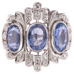 Anillo vintage de platino con tres zafiros y diamantes talla antigua