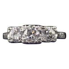 Antiker Art-Déco-Ring aus Platin mit drei Steinen und graviertem alteuropäischem Diamanten
