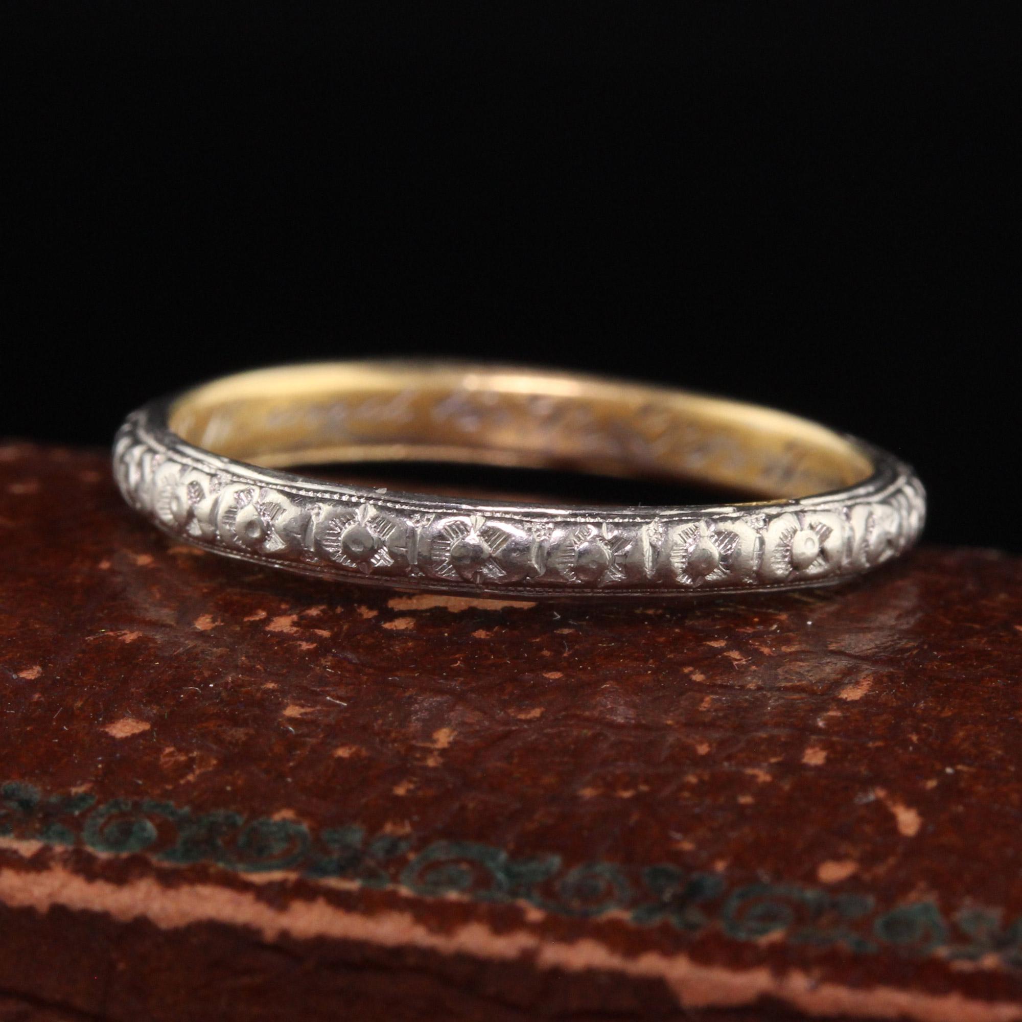 Schöne antike Art Deco Platin Tiffany und Co graviert Blossom Hochzeit Band. Dieser unglaubliche Tiffany and Co Ehering ist rund um die Oberseite des Rings mit einem Blumenmuster graviert. Auf der Innenseite des Bandes ist eingraviert 