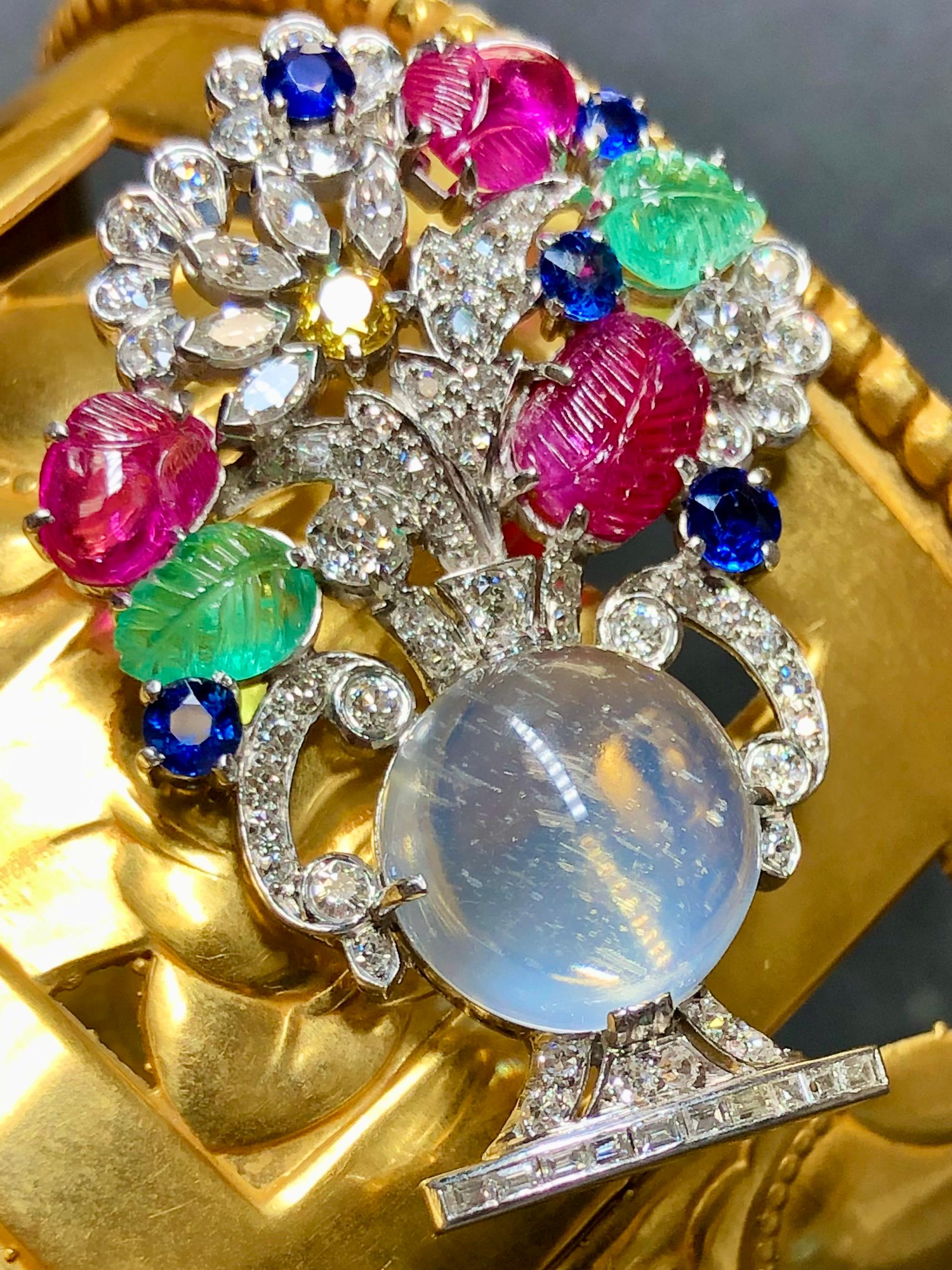 Antiguo Art Decó Broche de platino Tutti Frutti Piedra de luna Diamante Florero Talla antigua en venta
