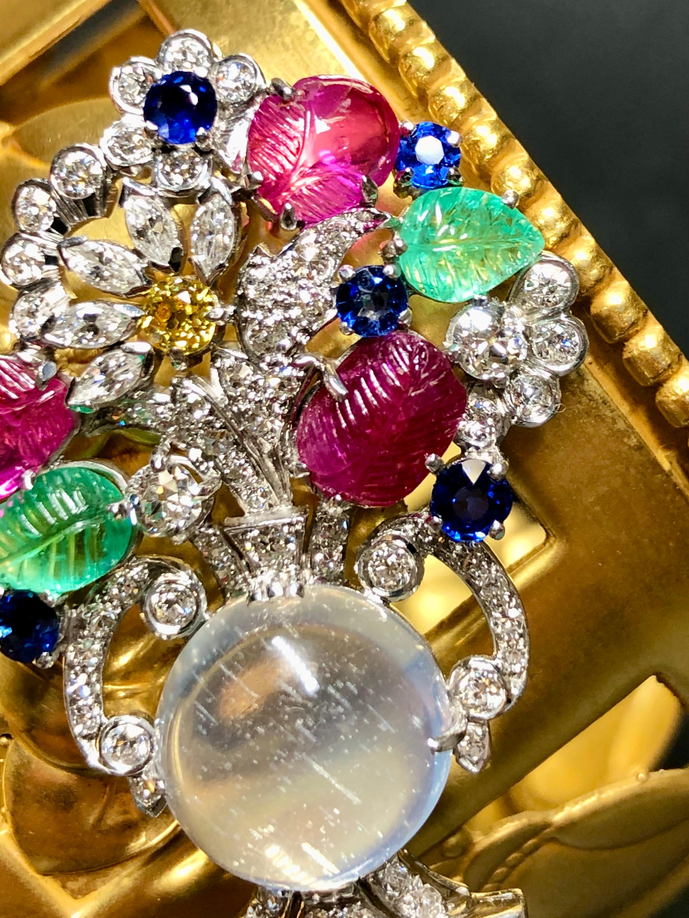 Femenino o masculino Antiguo Art Decó Broche de platino Tutti Frutti Piedra de luna Diamante Florero en venta