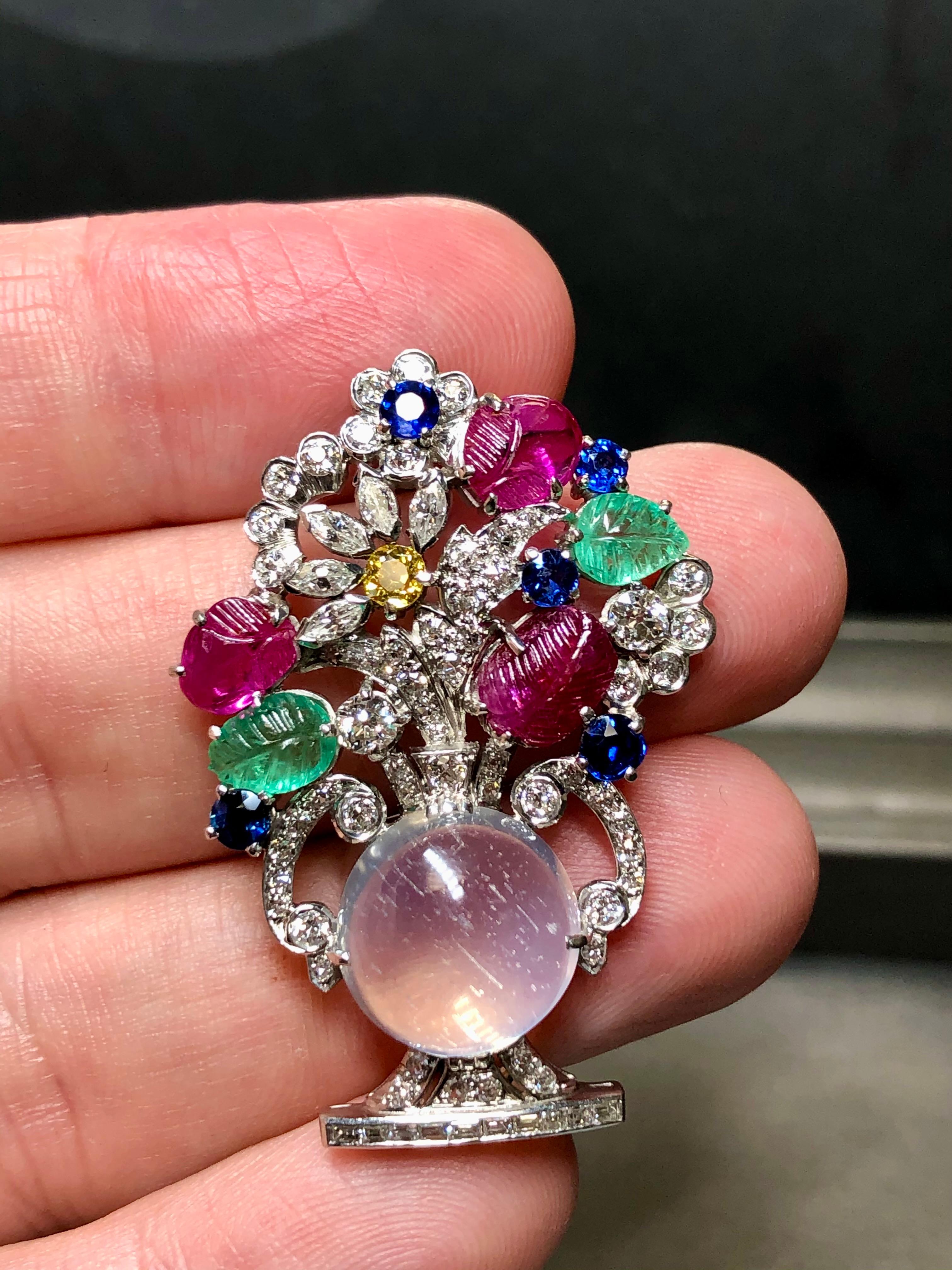 Antiguo Art Decó Broche de platino Tutti Frutti Piedra de luna Diamante Florero en venta 1
