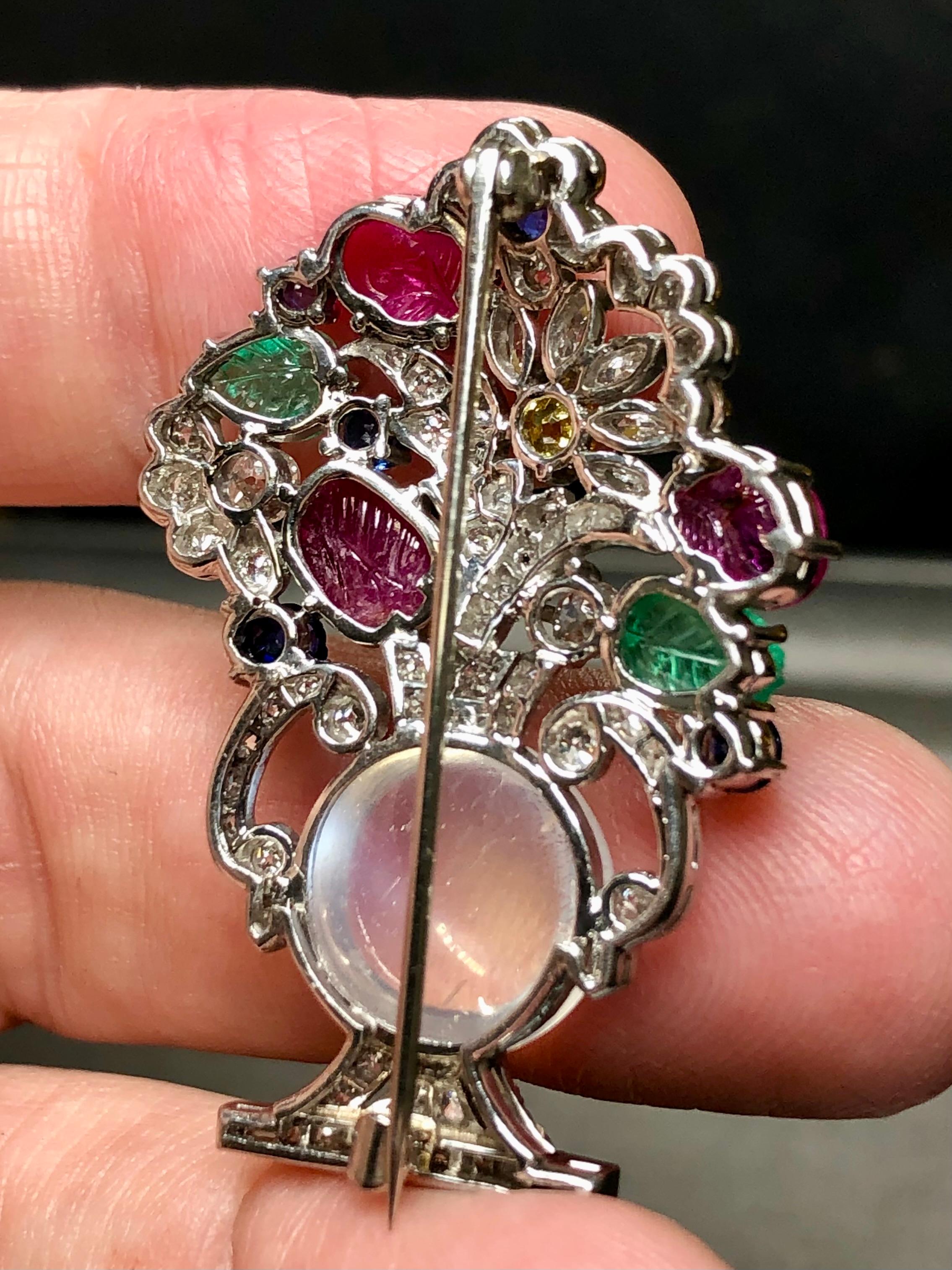 Antiguo Art Decó Broche de platino Tutti Frutti Piedra de luna Diamante Florero en venta 3