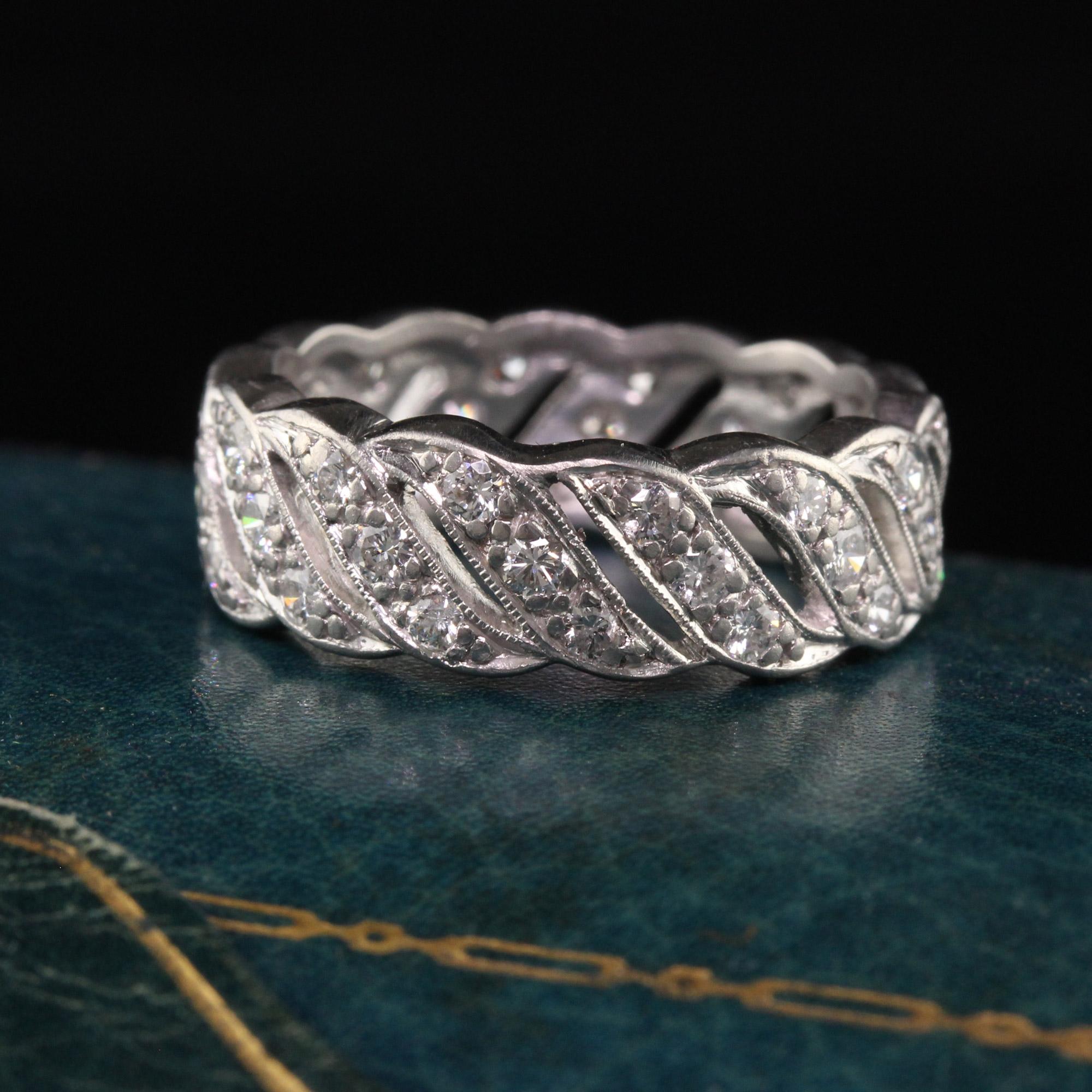 Magnifique alliance en platine Art Déco antique avec large diamant - Taille 6. Cette incroyable alliance est fabriquée en platine. Des diamants sont sertis en forme de vague tout autour de l'anneau.

Article #R1313

Métal : Platine

Poids : 7