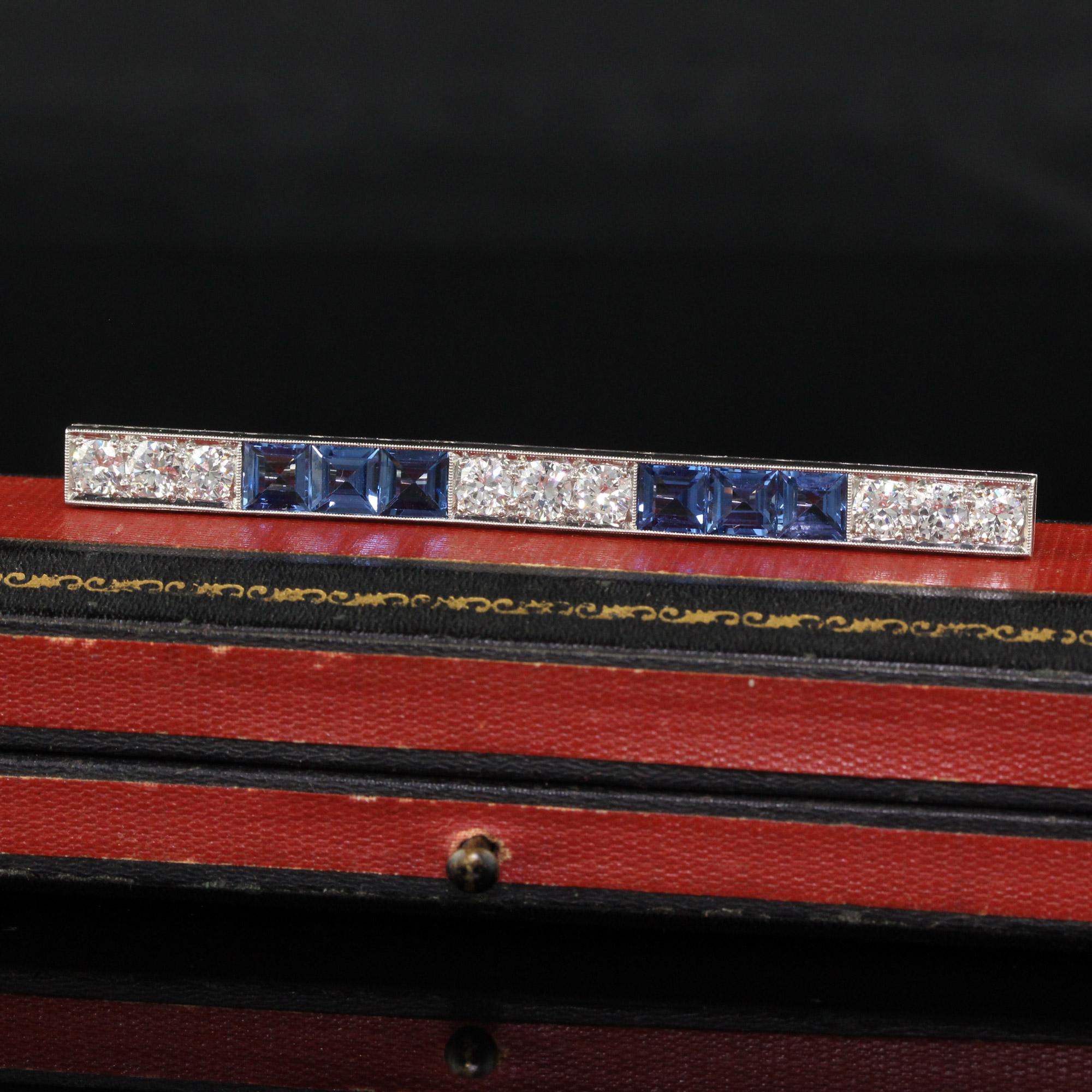 Schöne antike Art Deco Platinum Yogo Gulch Sapphire Old Euro Diamond Bar Pin - GIA. Diese unglaubliche Art Deco Yogo Saphir-Bar-Anstecknadel ist aus Platin und 14k Gelbgold gefertigt. Die Brosche besteht aus sechs Saphiren im Carre-Schliff und neun