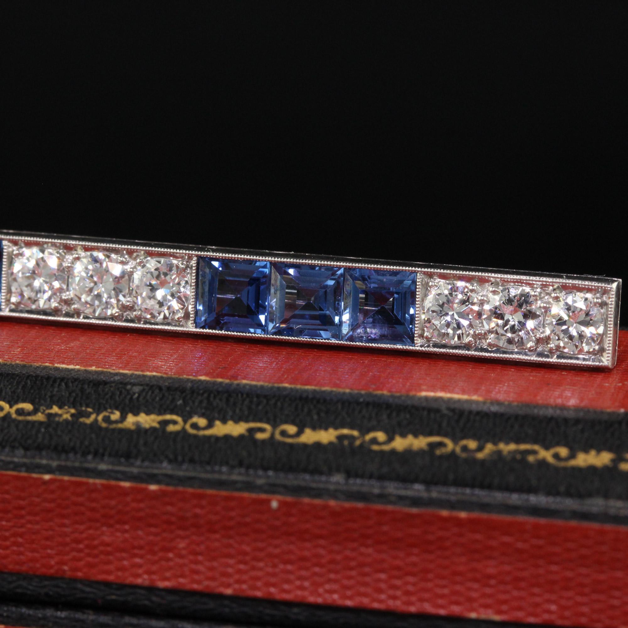 Antique Art Deco Platinum Yogo Gulch Sapphire Old Euro Diamond Bar Pin - GIA In Good Condition For Sale In Great Neck, NY