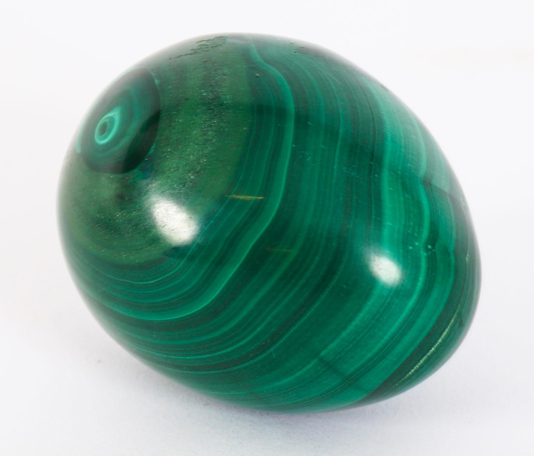 Uovo e base in malachite lucidata in stile Art Deco del XX secolo circa in vendita 4
