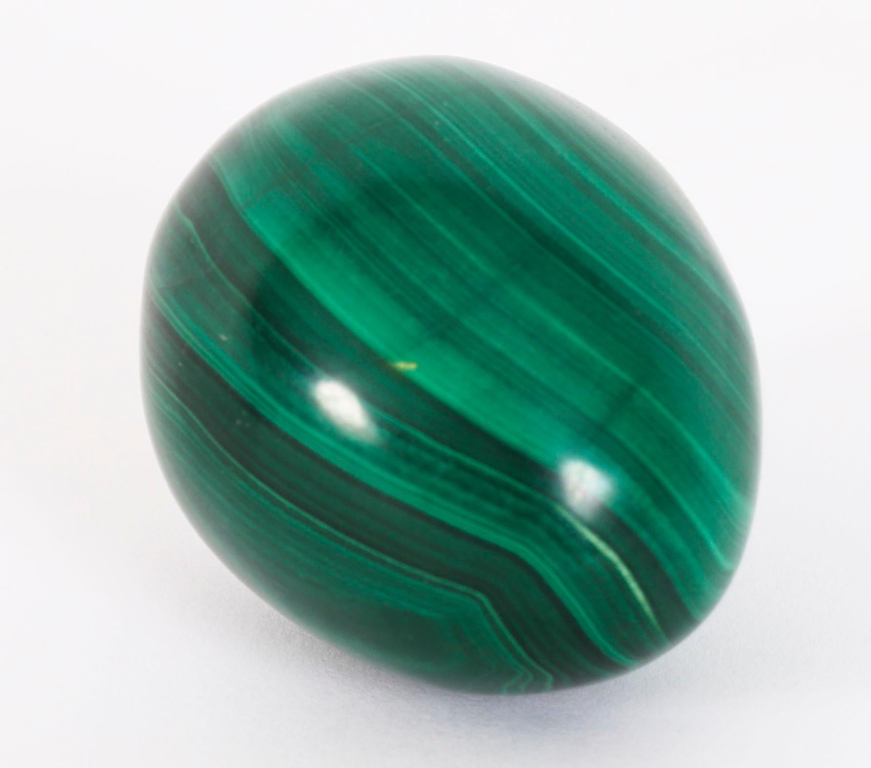 Uovo e base in malachite lucidata in stile Art Deco del XX secolo circa in vendita 5