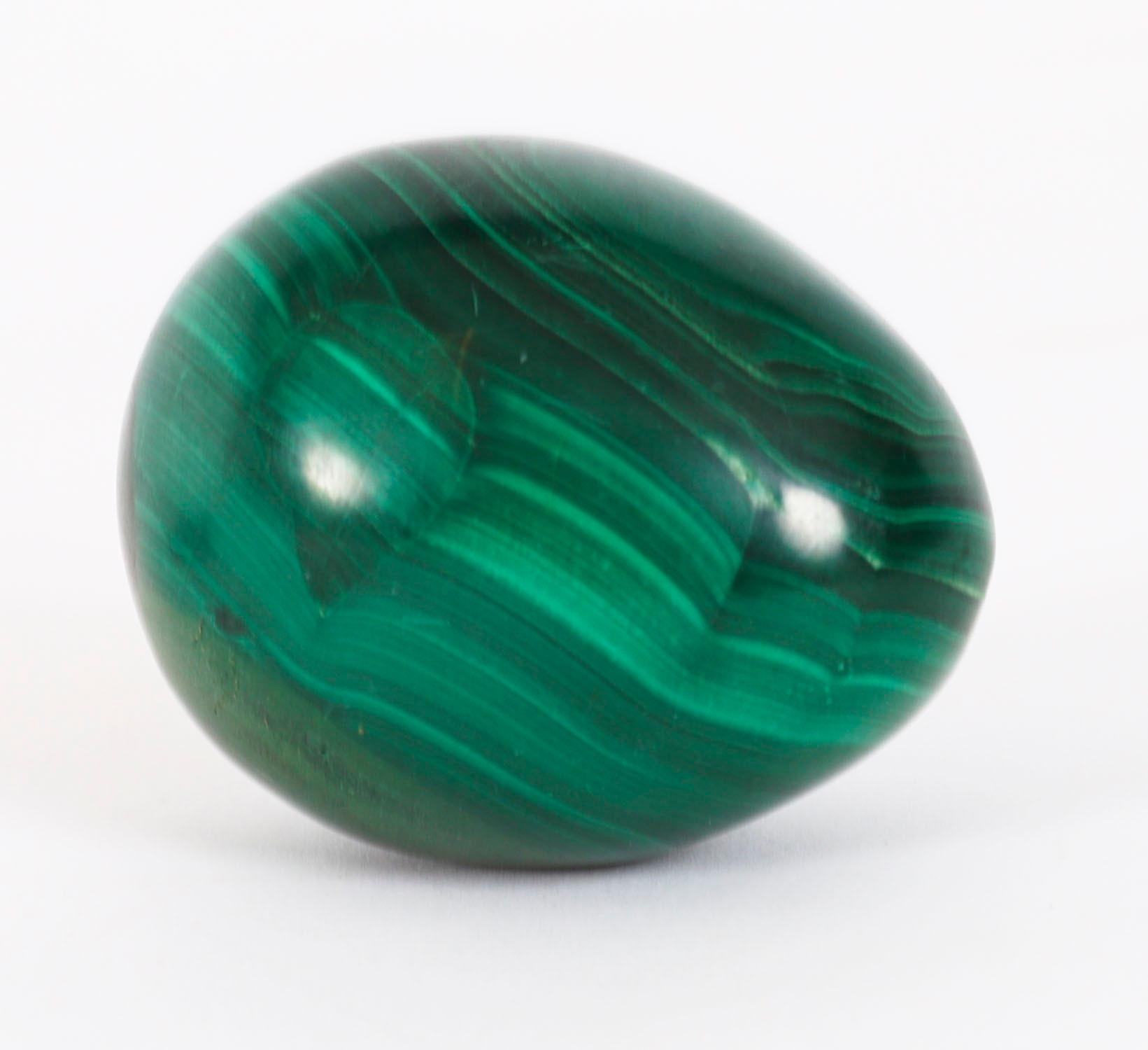 Uovo e base in malachite lucidata in stile Art Deco del XX secolo circa in vendita 8