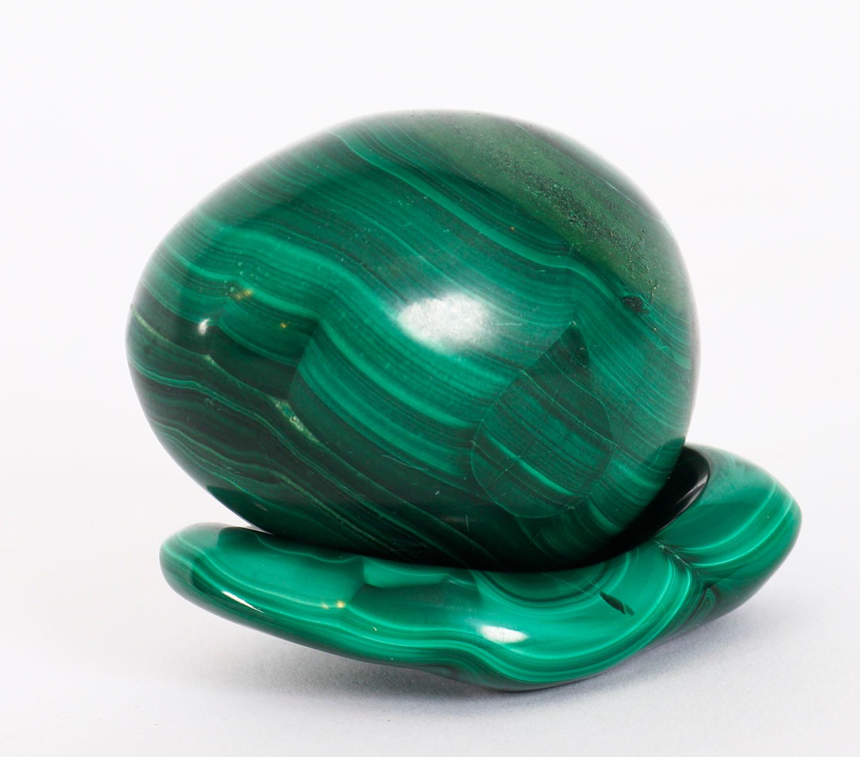 Si tratta di un superbo uovo di malachite Art Deco su supporto, datato circa 1930.

Questo bellissimo uovo di malachite presenta il caratteristico motivo strutturato della pietra verde levigata ed è dotato di una base naturalistica in malachite