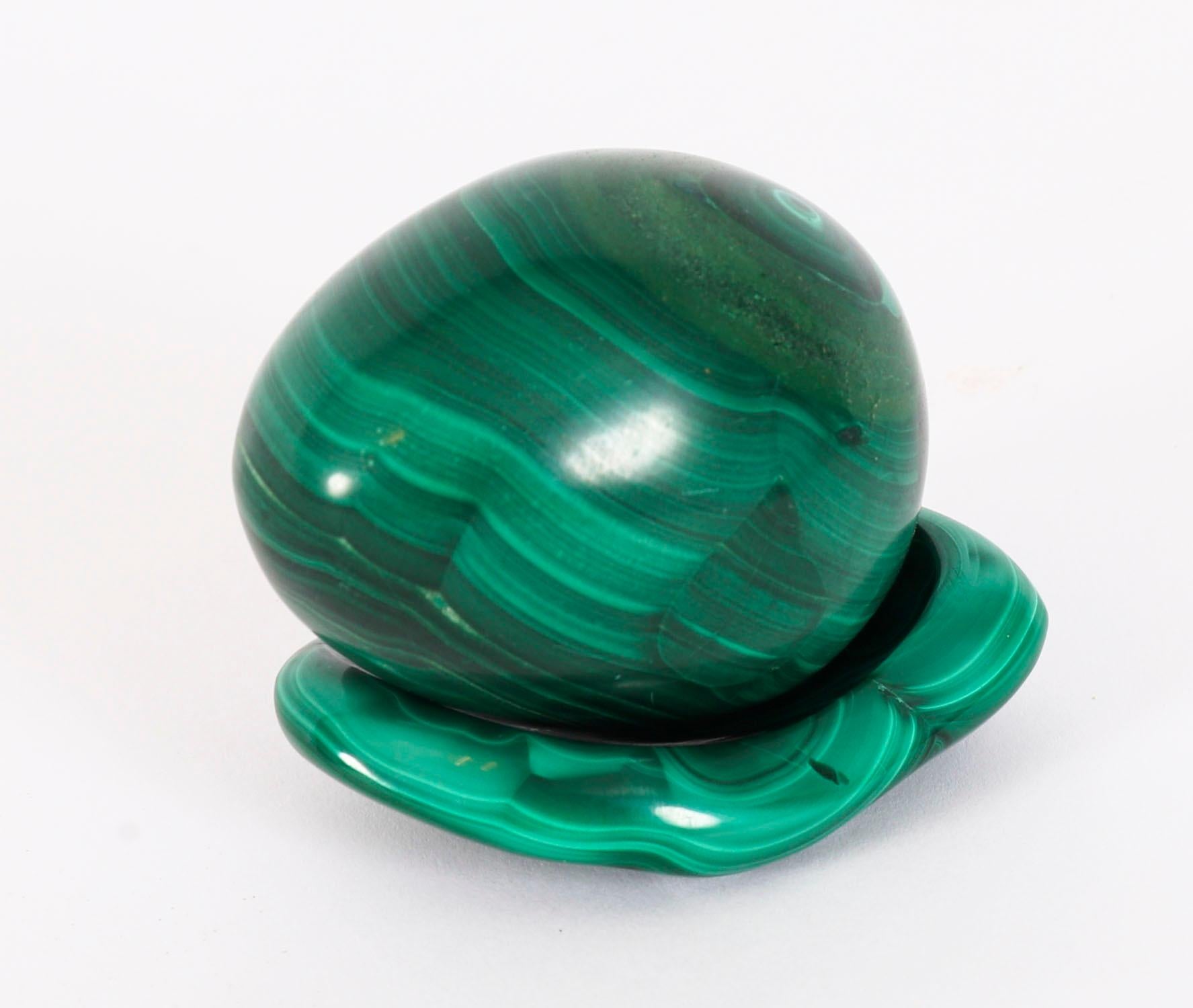 Art Déco Uovo e base in malachite lucidata in stile Art Deco del XX secolo circa in vendita
