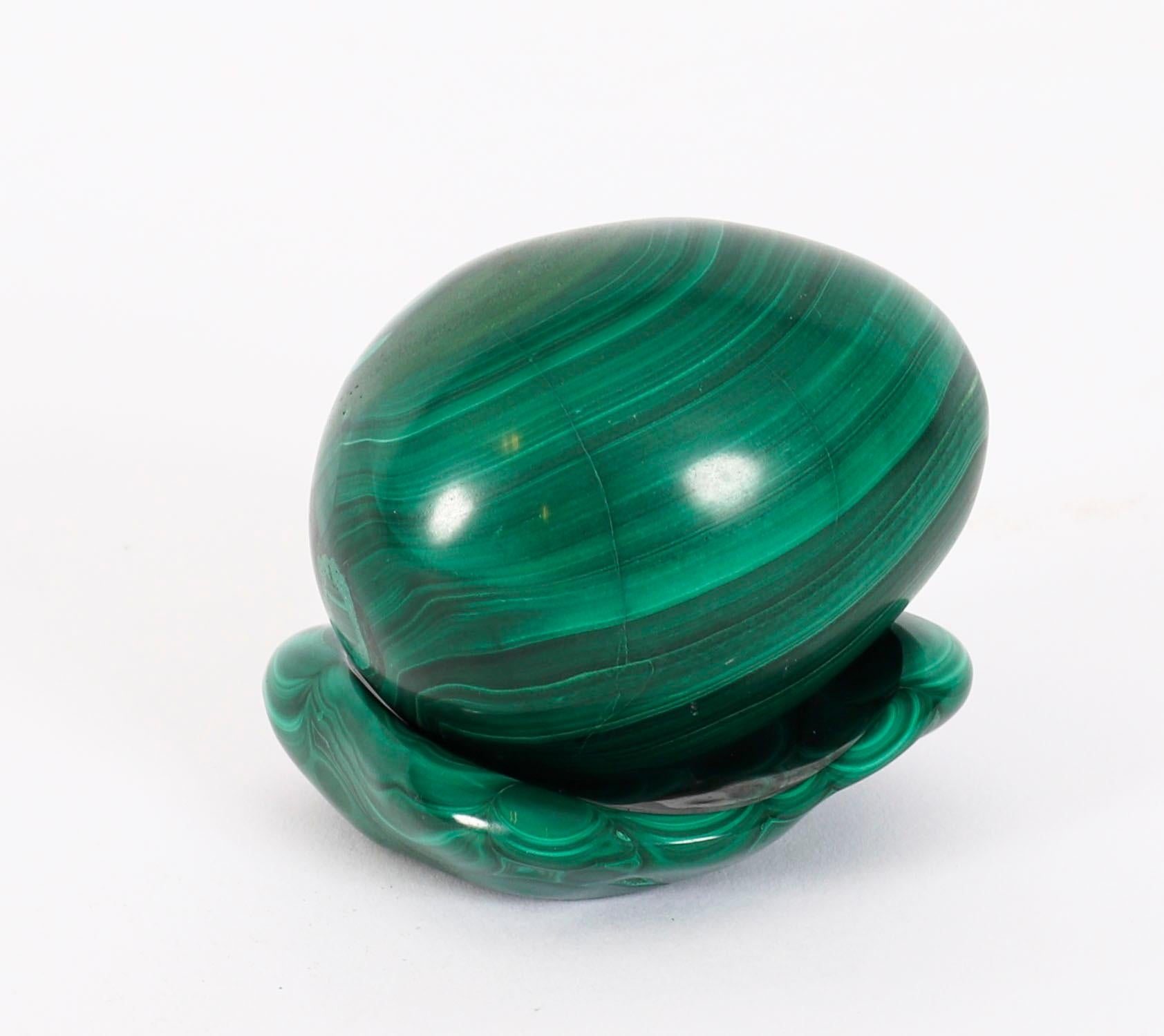 Uovo e base in malachite lucidata in stile Art Deco del XX secolo circa In condizioni buone in vendita a London, GB