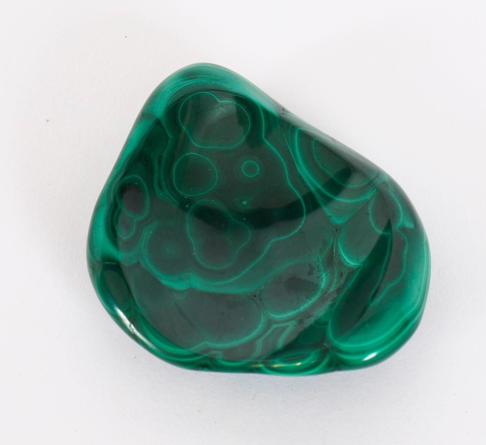 Uovo e base in malachite lucidata in stile Art Deco del XX secolo circa in vendita 1