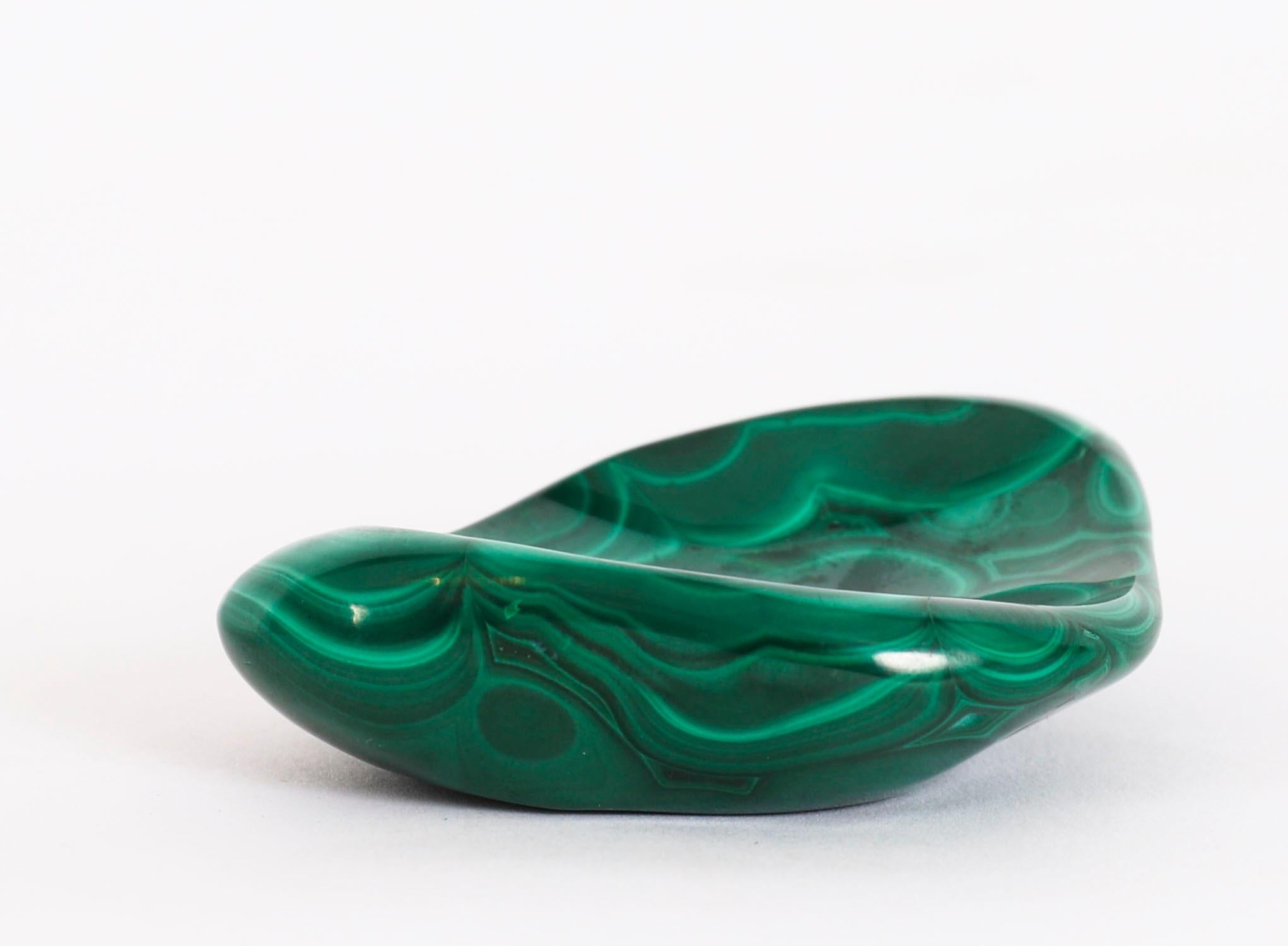 Uovo e base in malachite lucidata in stile Art Deco del XX secolo circa in vendita 2