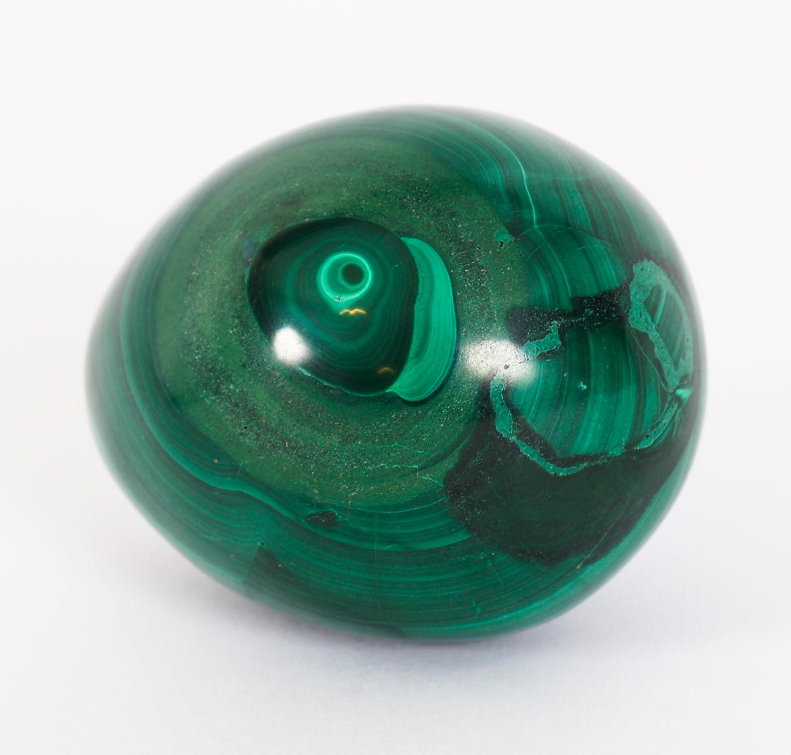 Uovo e base in malachite lucidata in stile Art Deco del XX secolo circa in vendita 3
