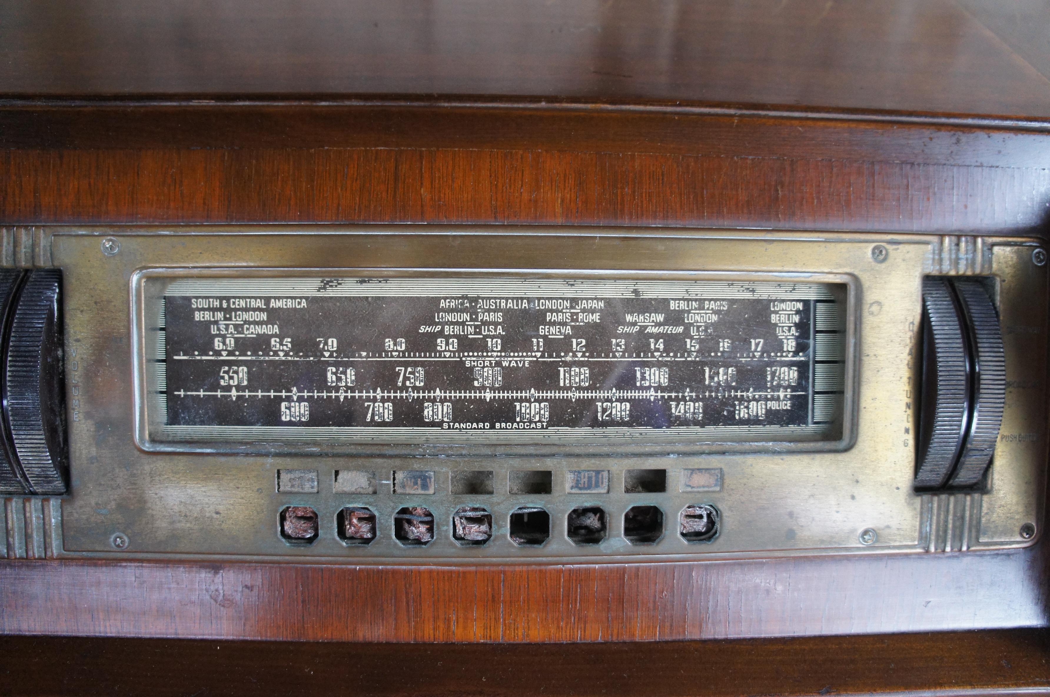 Antique Art Deco Pre War Philco 1939 Console Tube Radio Walnut Case 39-40 In Fair Condition For Sale In Dayton, OH