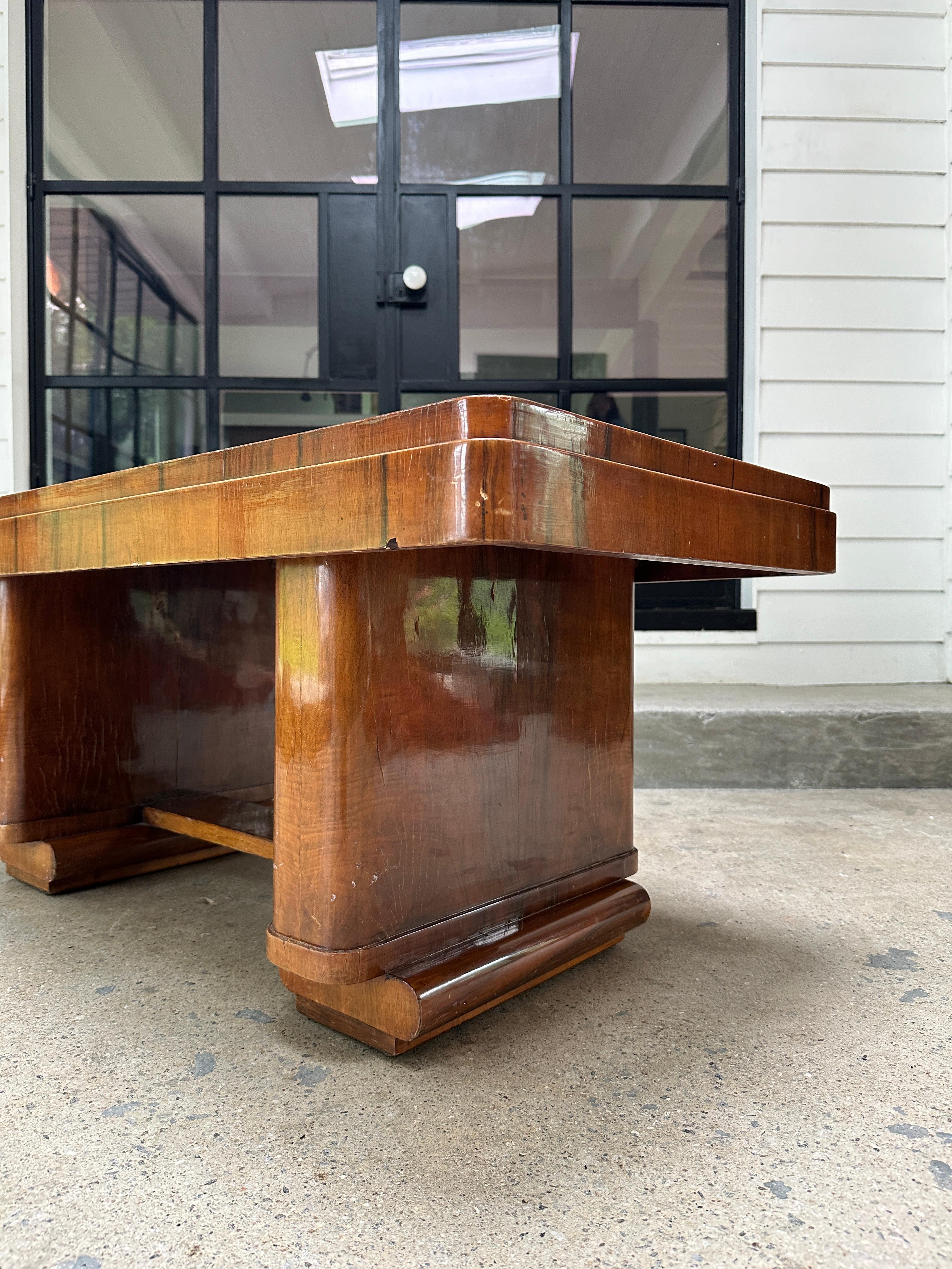 Milieu du XXe siècle Table basse rectangulaire ancienne Art Deco en noyer en vente