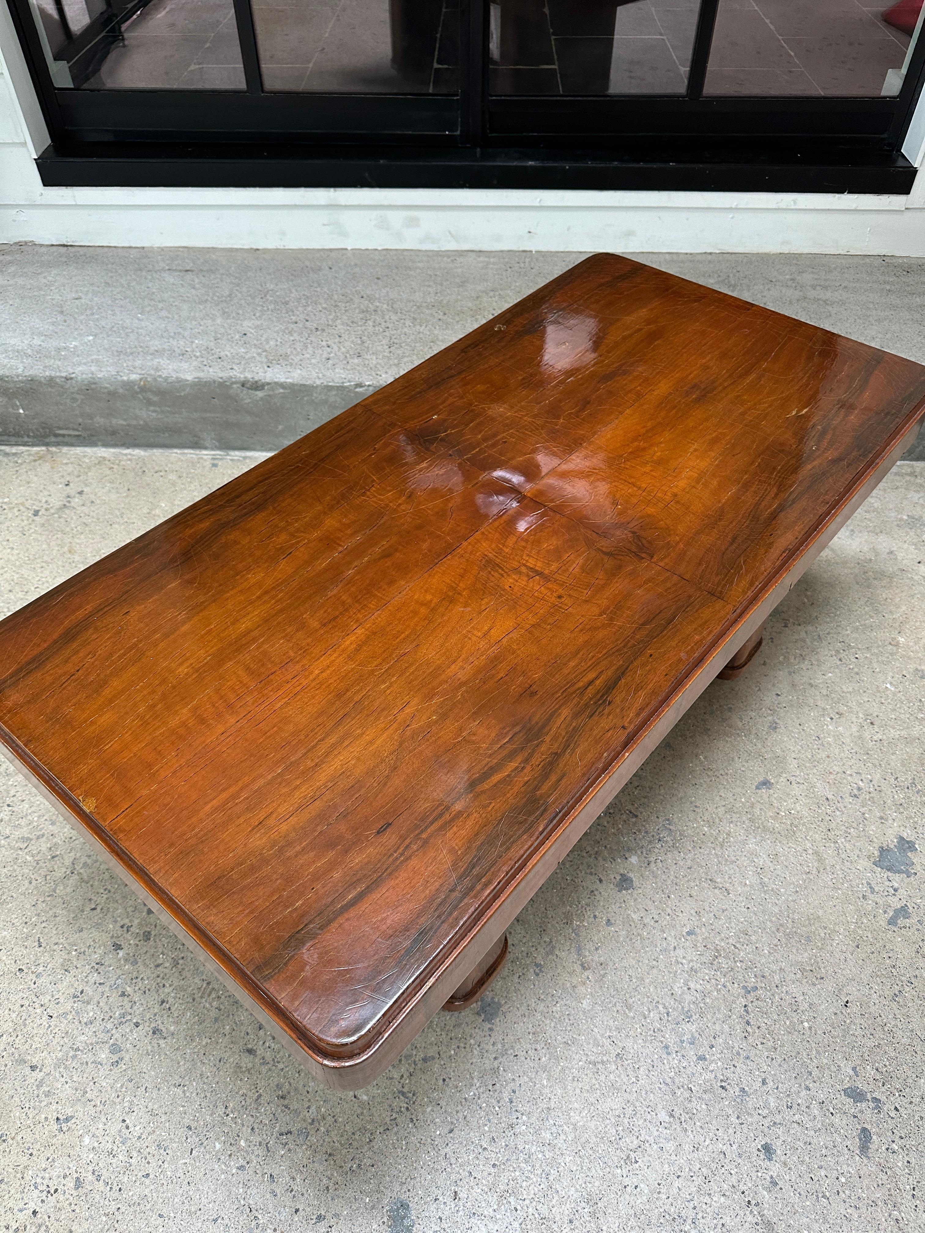 Noyer Table basse rectangulaire ancienne Art Deco en noyer en vente