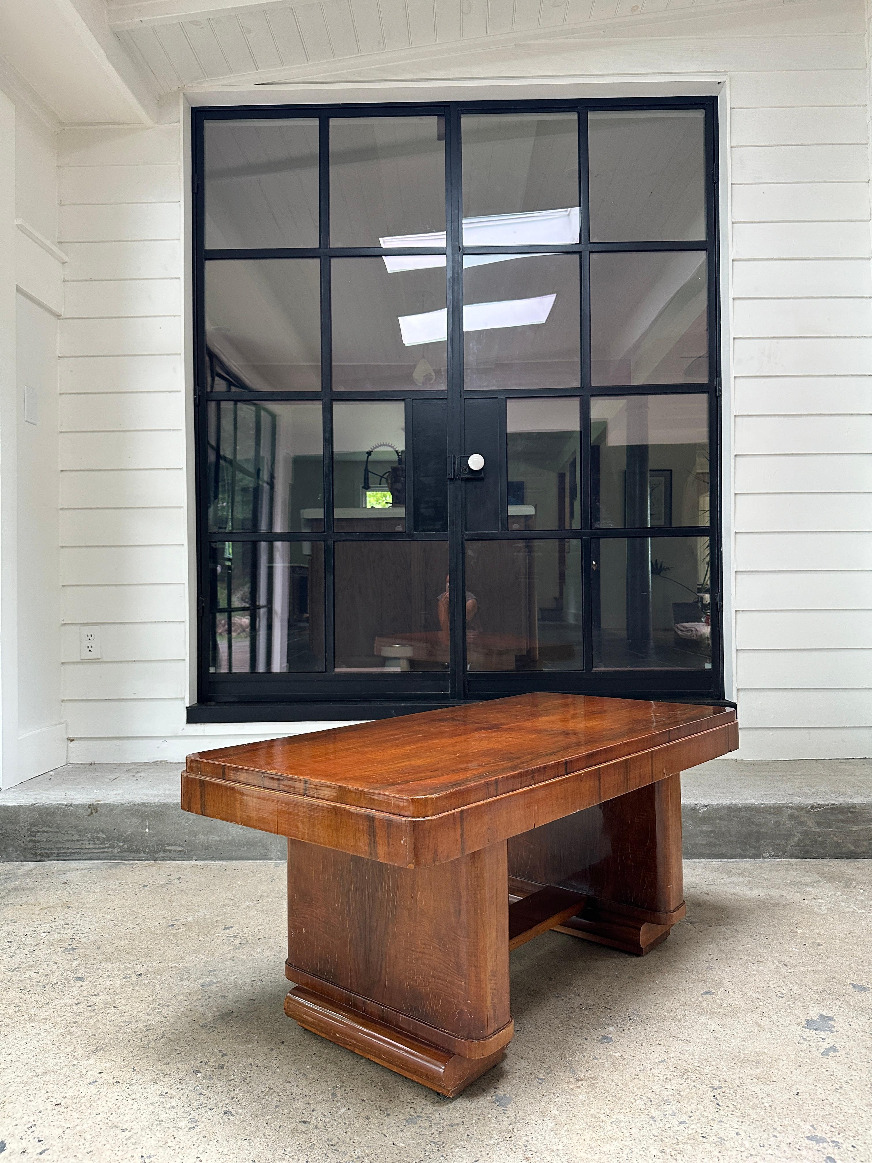 Table basse rectangulaire ancienne Art Deco en noyer en vente 1