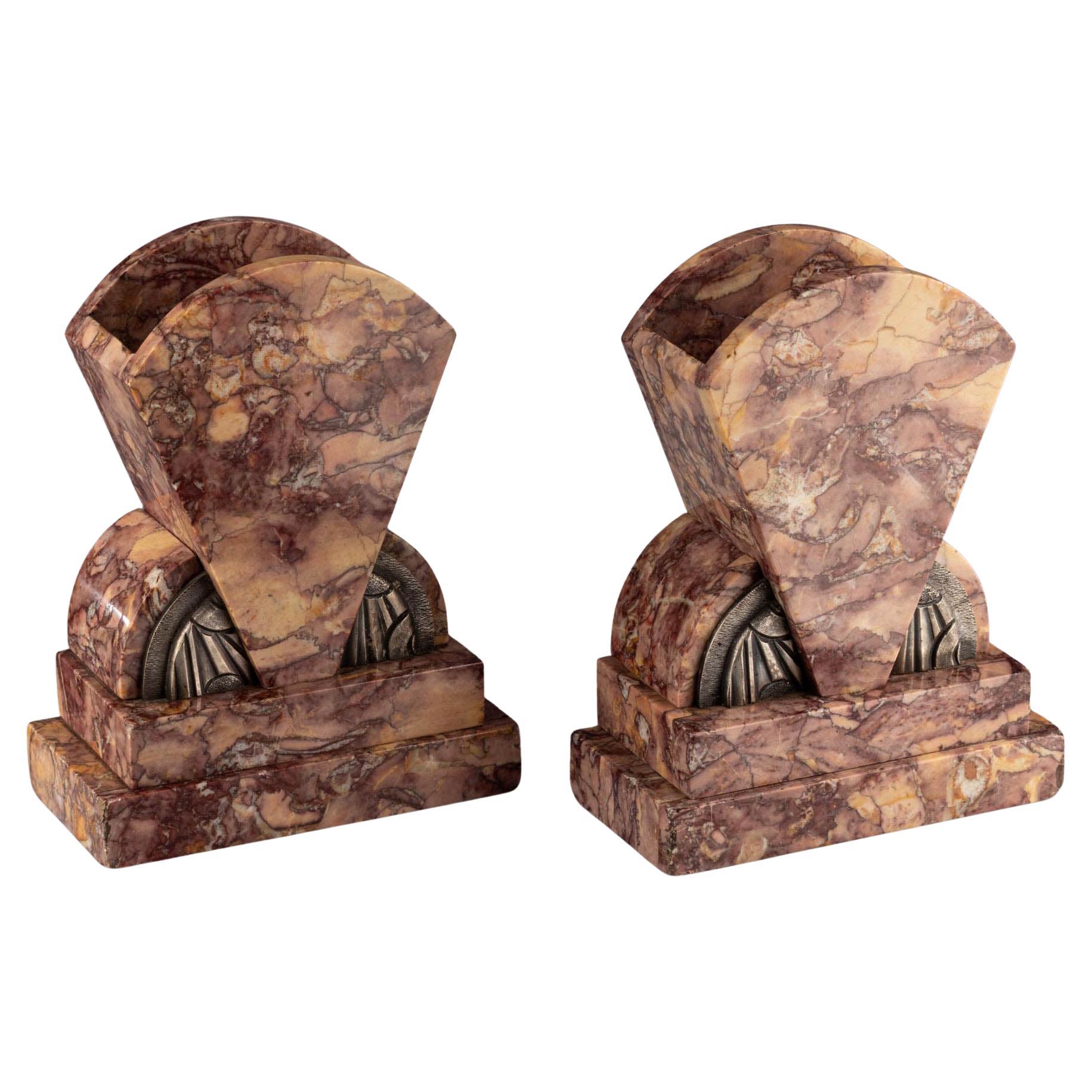 Antichi vasi floreali in marmo rosso Sarrancolin patinati in bronzo in vendita