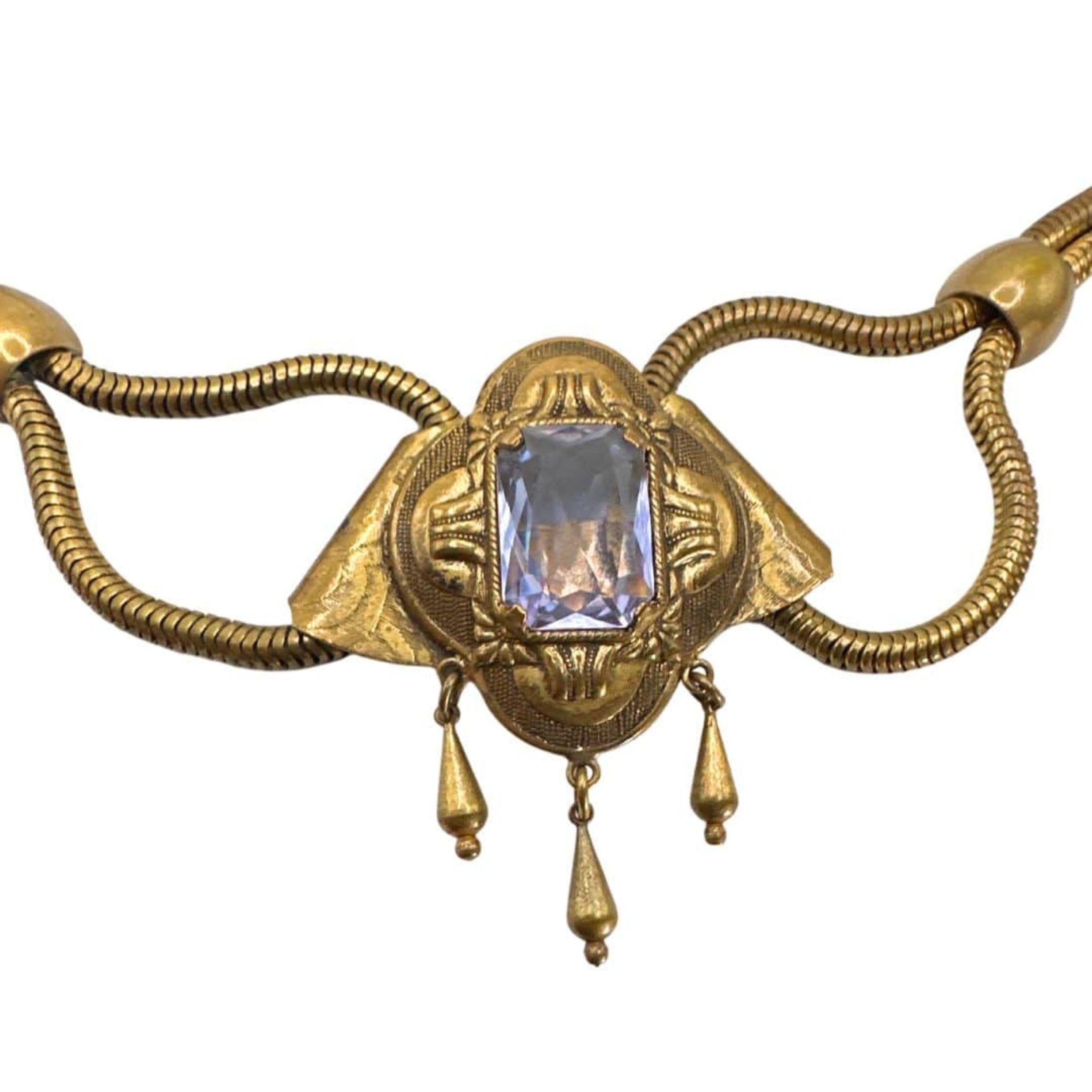 Adoptez l'allure intemporelle de l'Arte Antiques avec cet exquis collier de cristal bleu clair de style Art Deco Revival. Fabriqué avec une attention méticuleuse aux détails, ce collier met en valeur la beauté et l'élégance des bijoux vintage.

Les
