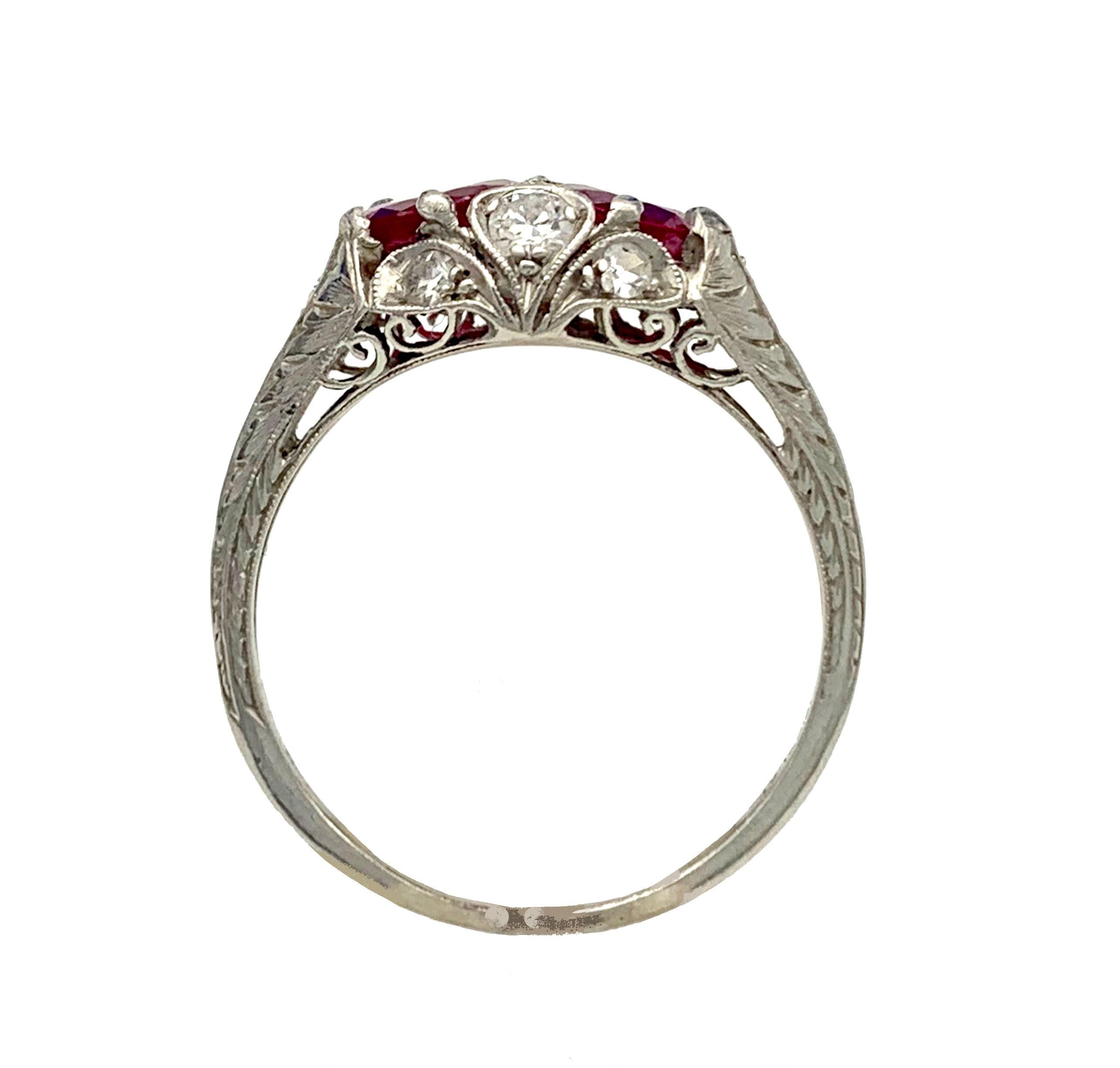 Antique Art Deco Ring Platinum Diamond Natural Ruby In Good Condition For Sale In Munich, Bavaria