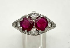 Bague Art déco ancienne en platine, diamants et rubis naturel