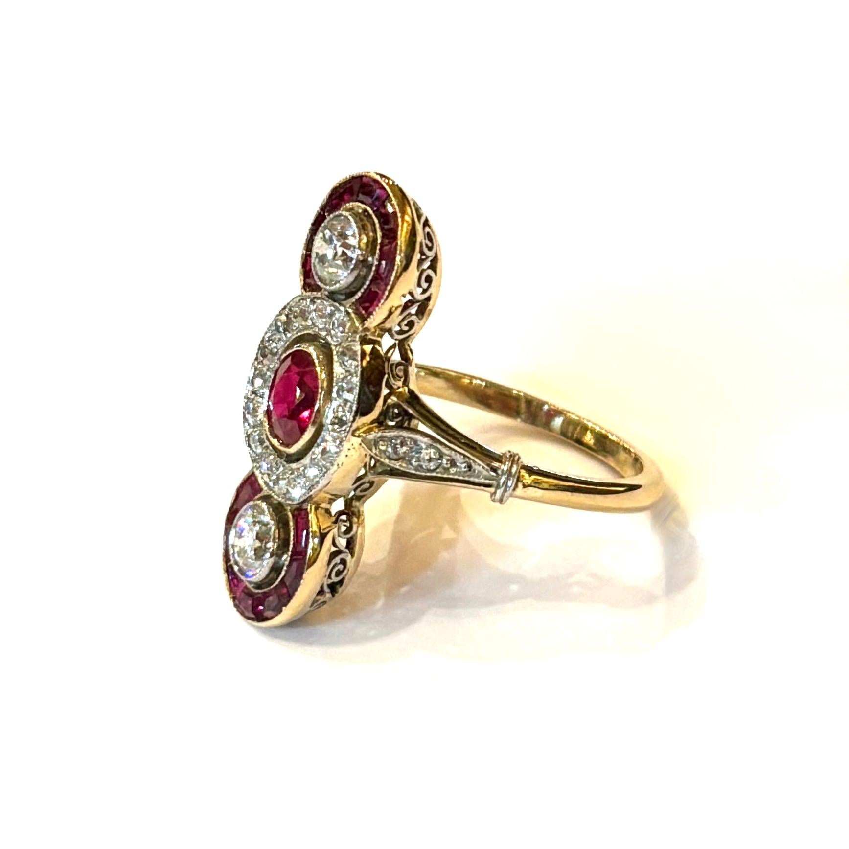 Bague de cocktail classique Art déco en or 14K et platine, ornée de rubis et de diamants. 

Il contient environ 1,46 carats de rubis ovales à facettes et rectangulaires et environ 1,54 carats de diamants anciens de taille européenne.

Les rubis sont