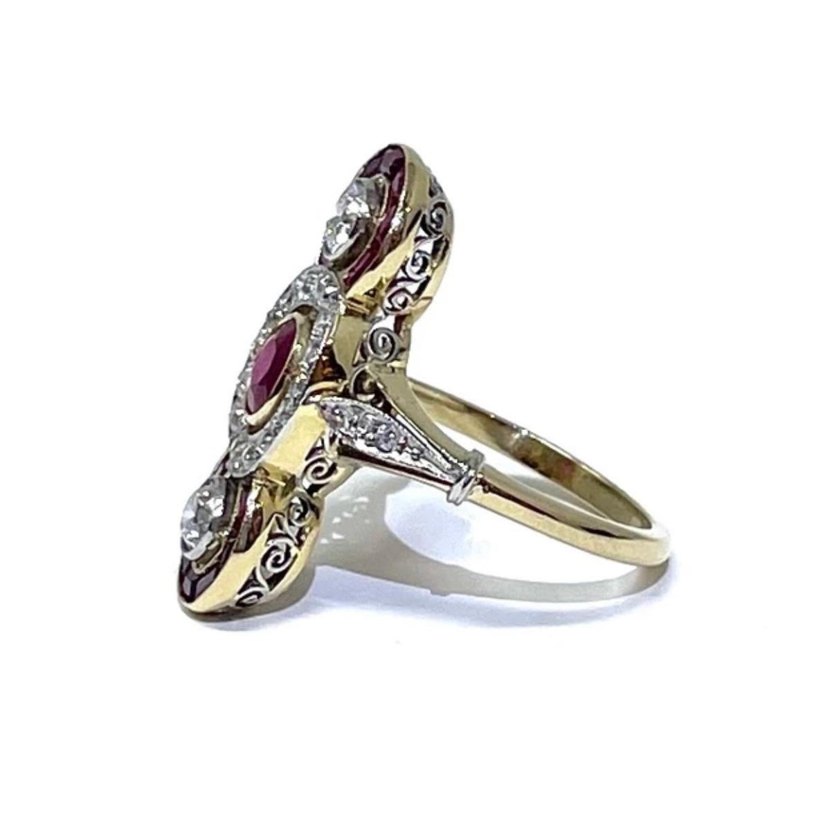 Bague Art déco ancienne en rubis et diamants, c. 1920 Unisexe en vente