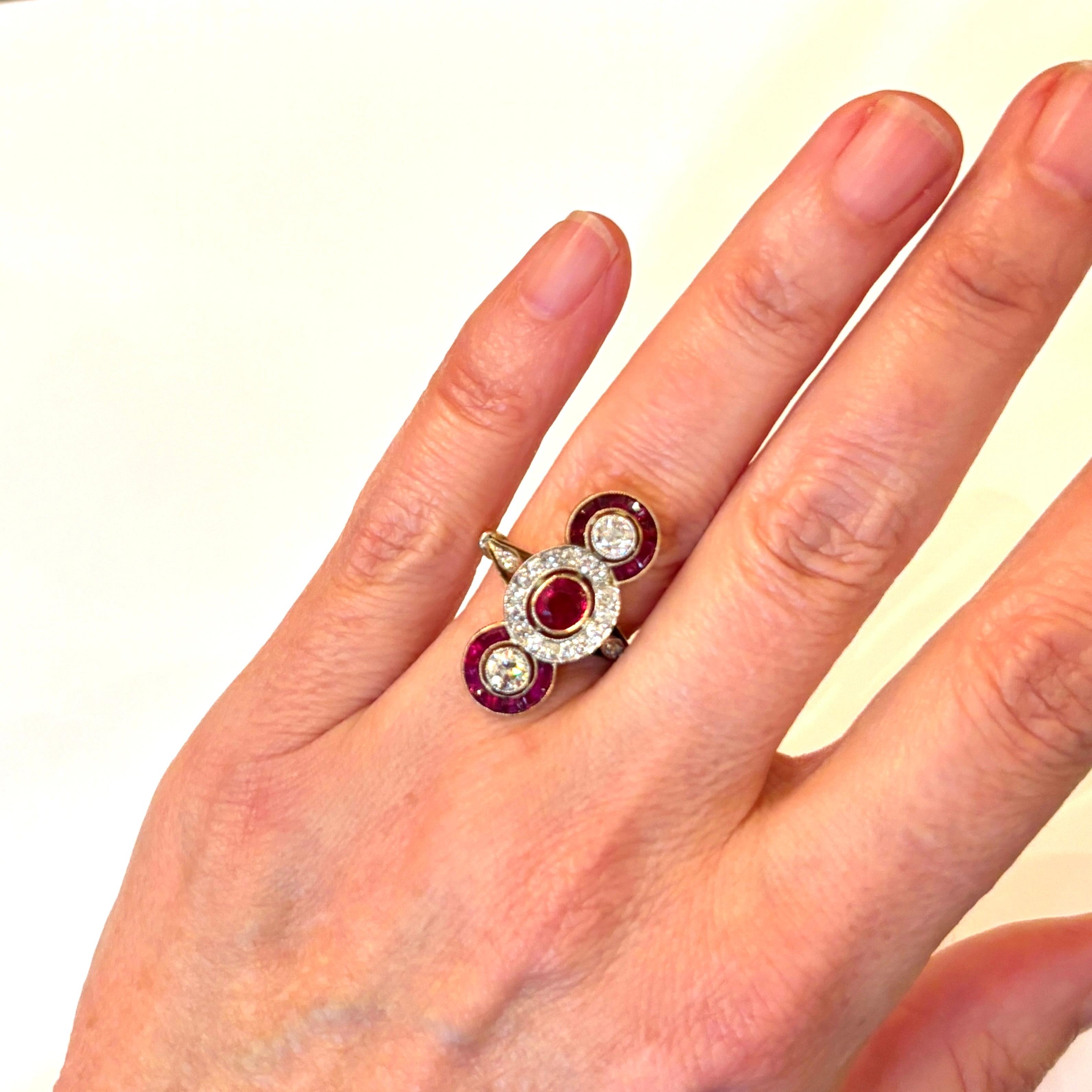 Bague Art déco ancienne en rubis et diamants, c. 1920 en vente 3