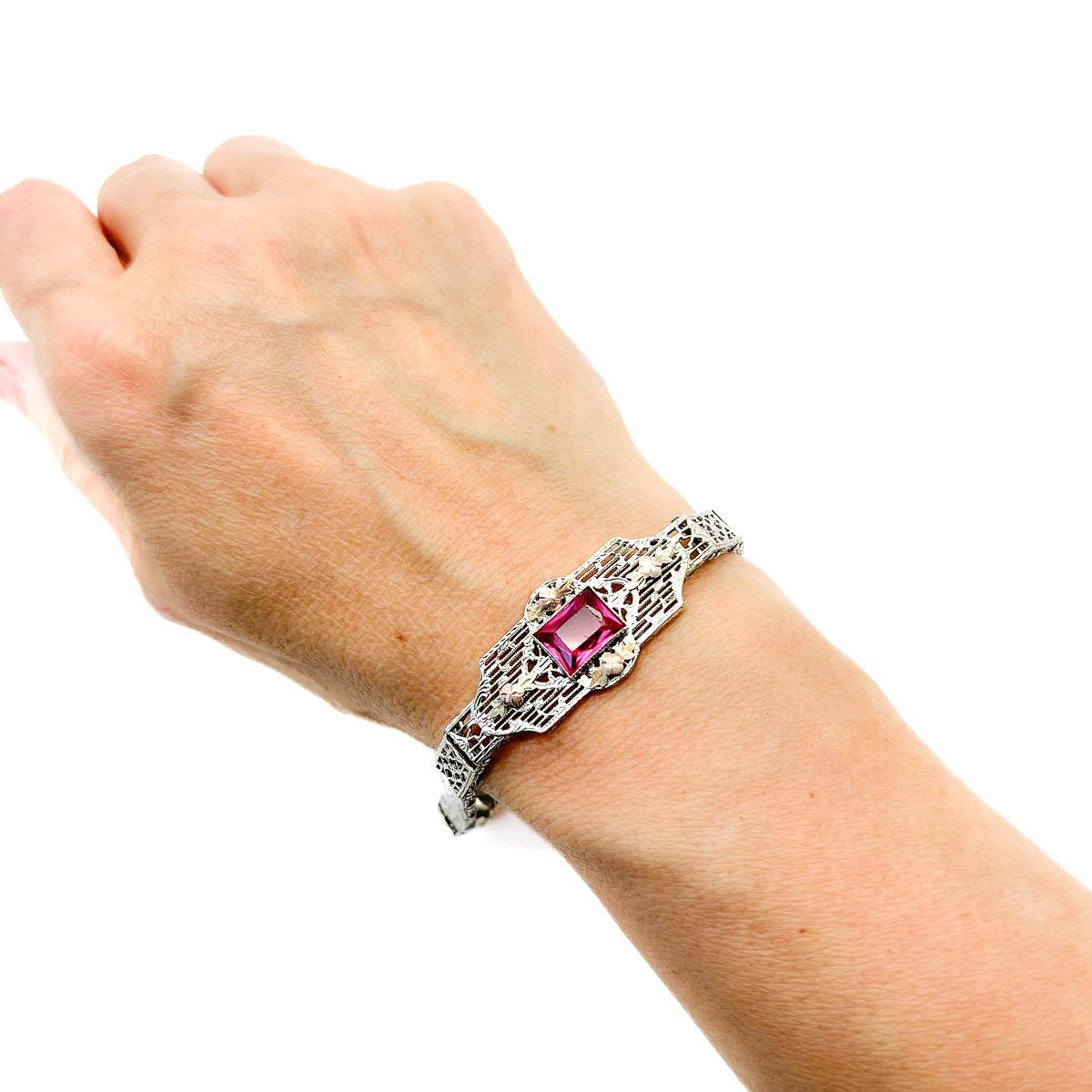 Bracelet Art déco en pâte de rubis. Travail en filigrane d'argent sterling agrémenté de pièces en vermeil pour une finition luxueuse. L'opulence de la pierre en pâte rose crée un bijou de cocktail époustouflant datant de l'époque Art déco des années