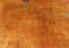 Tappeto antico Art Deco in campo di calendule con accenti floreali e prugna