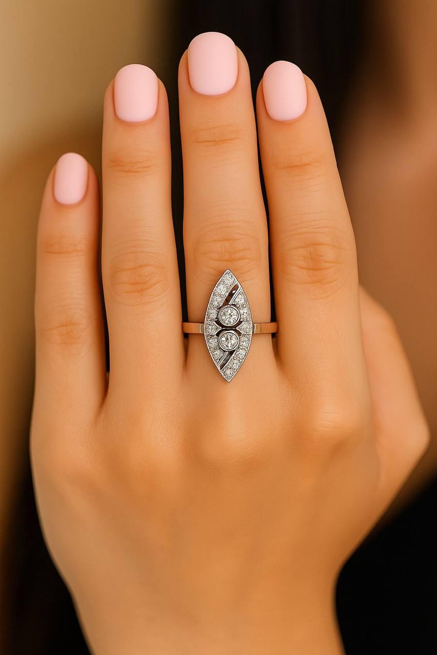 Magnifique bague ancienne à navette en or 14 carats et diamant taille rose.
Il y a des diamants taille rose sur le dessus de la bague en forme de navette et la bague est en très bon état.
Cette bague a été fabriquée au début du 20e siècle