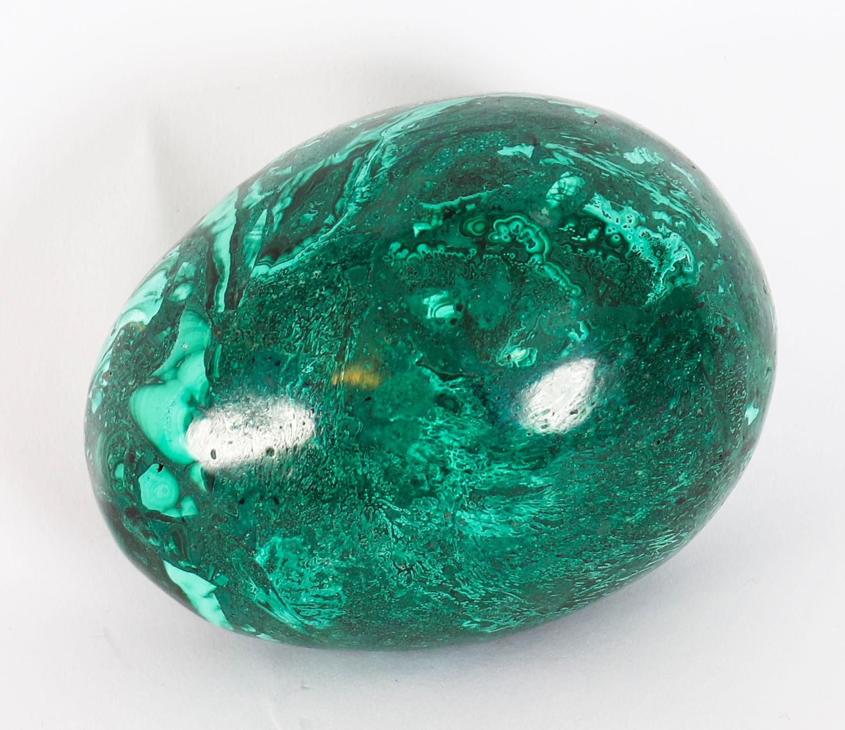 Uovo e supporto in malachite lucida russa del XX secolo in vendita 4