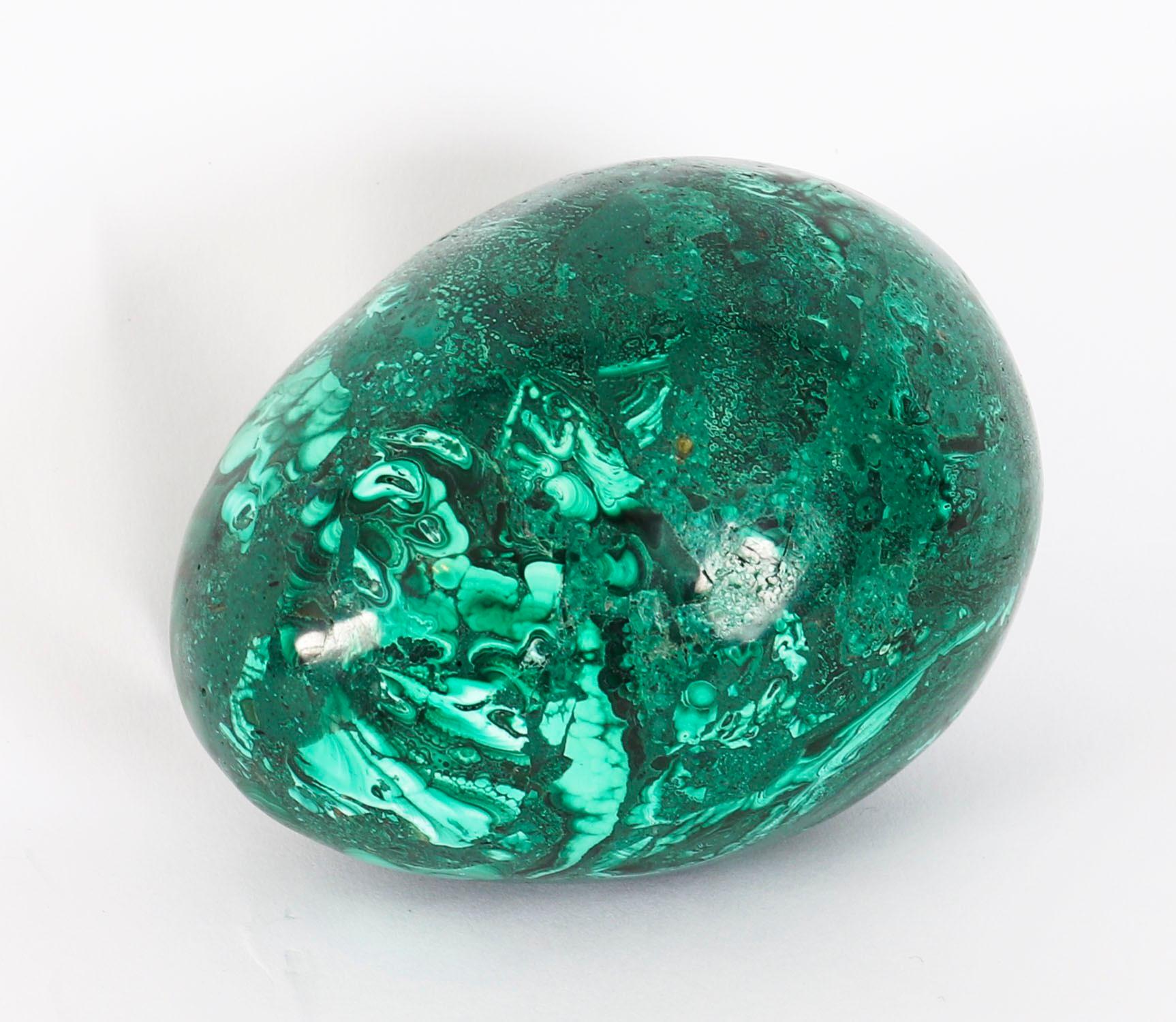 Uovo e supporto in malachite lucida russa del XX secolo in vendita 5