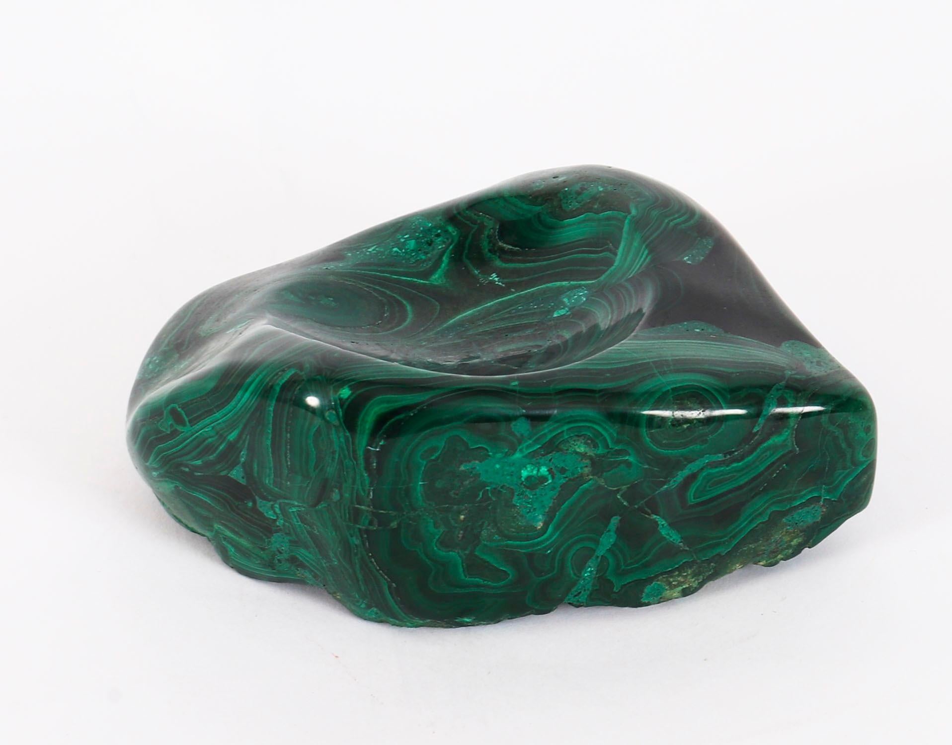 Uovo e supporto in malachite lucida russa del XX secolo in vendita 6