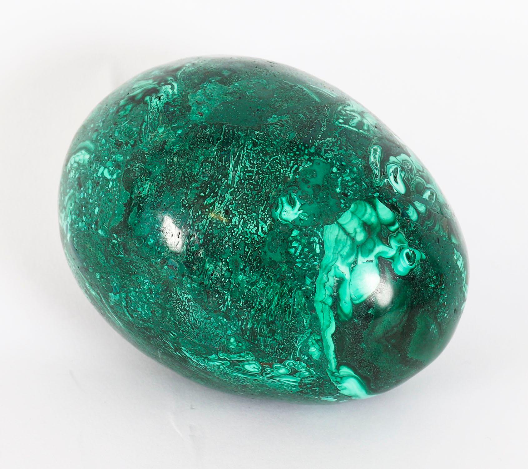 Uovo e supporto in malachite lucida russa del XX secolo in vendita 7