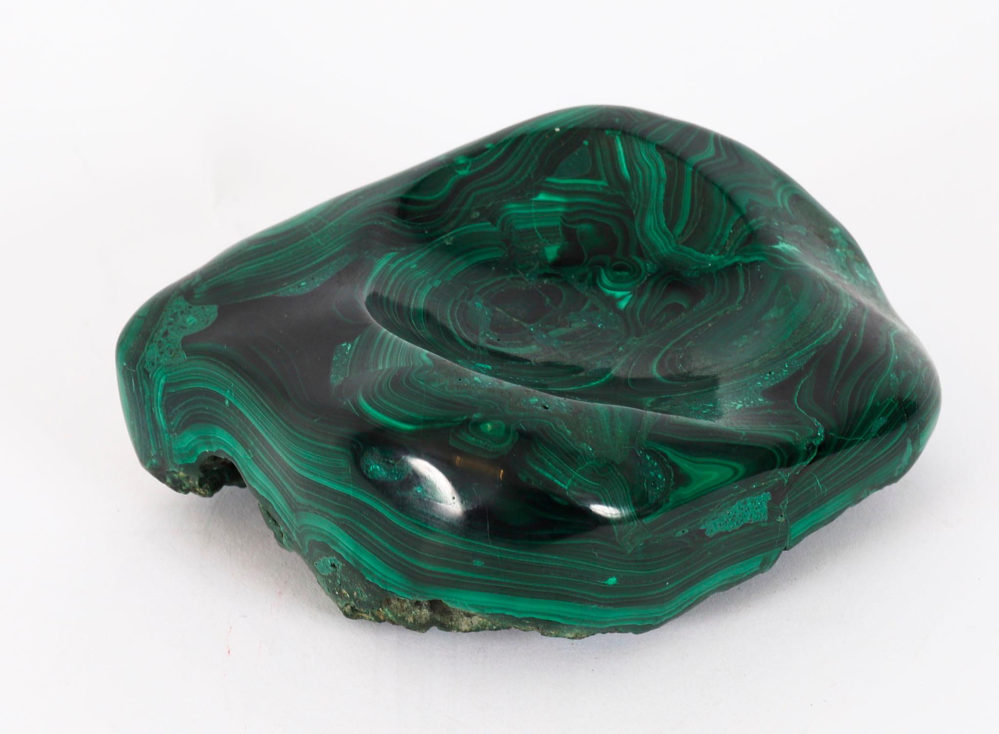 Uovo e supporto in malachite lucida russa del XX secolo in vendita 8