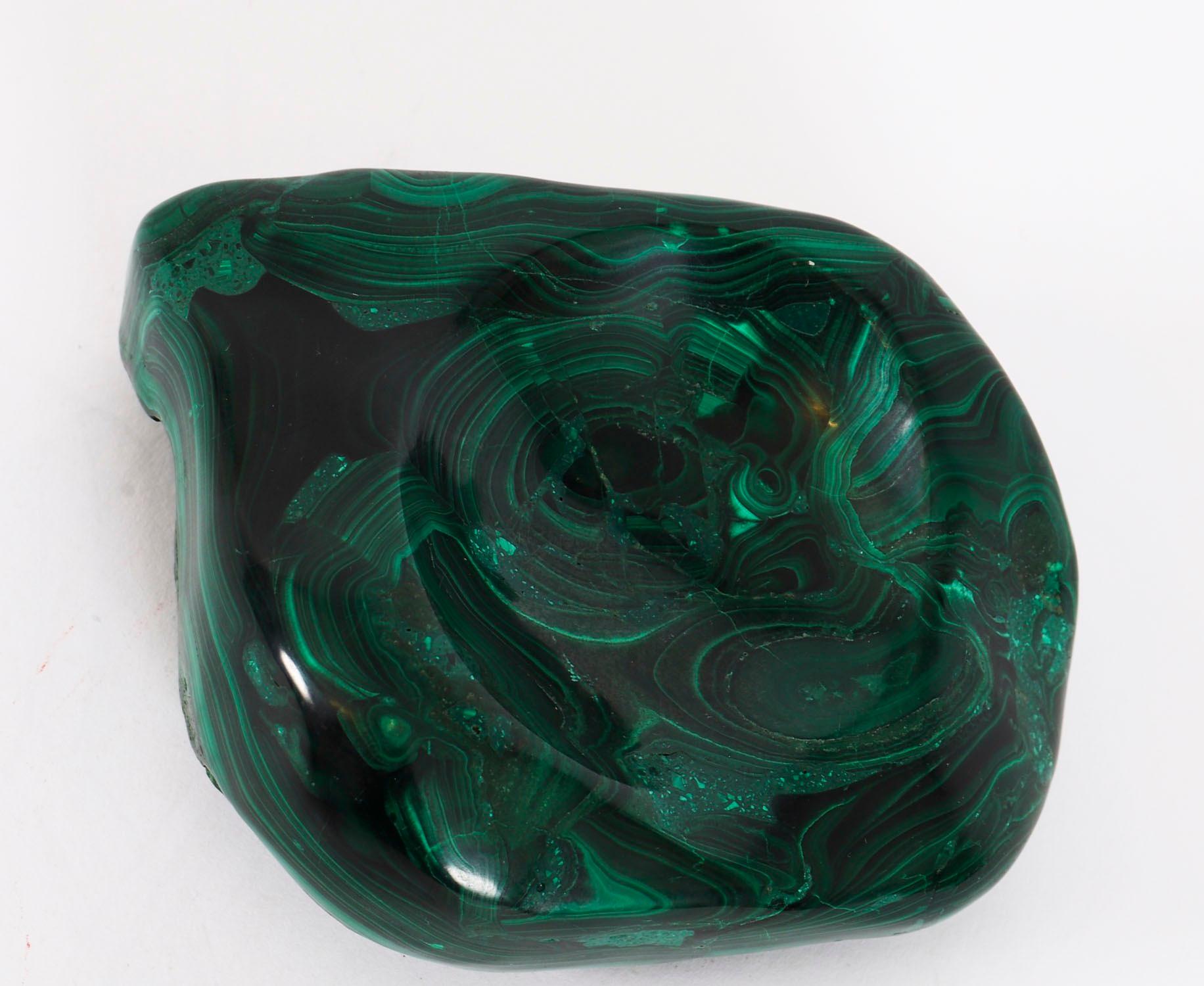 Uovo e supporto in malachite lucida russa del XX secolo in vendita 9