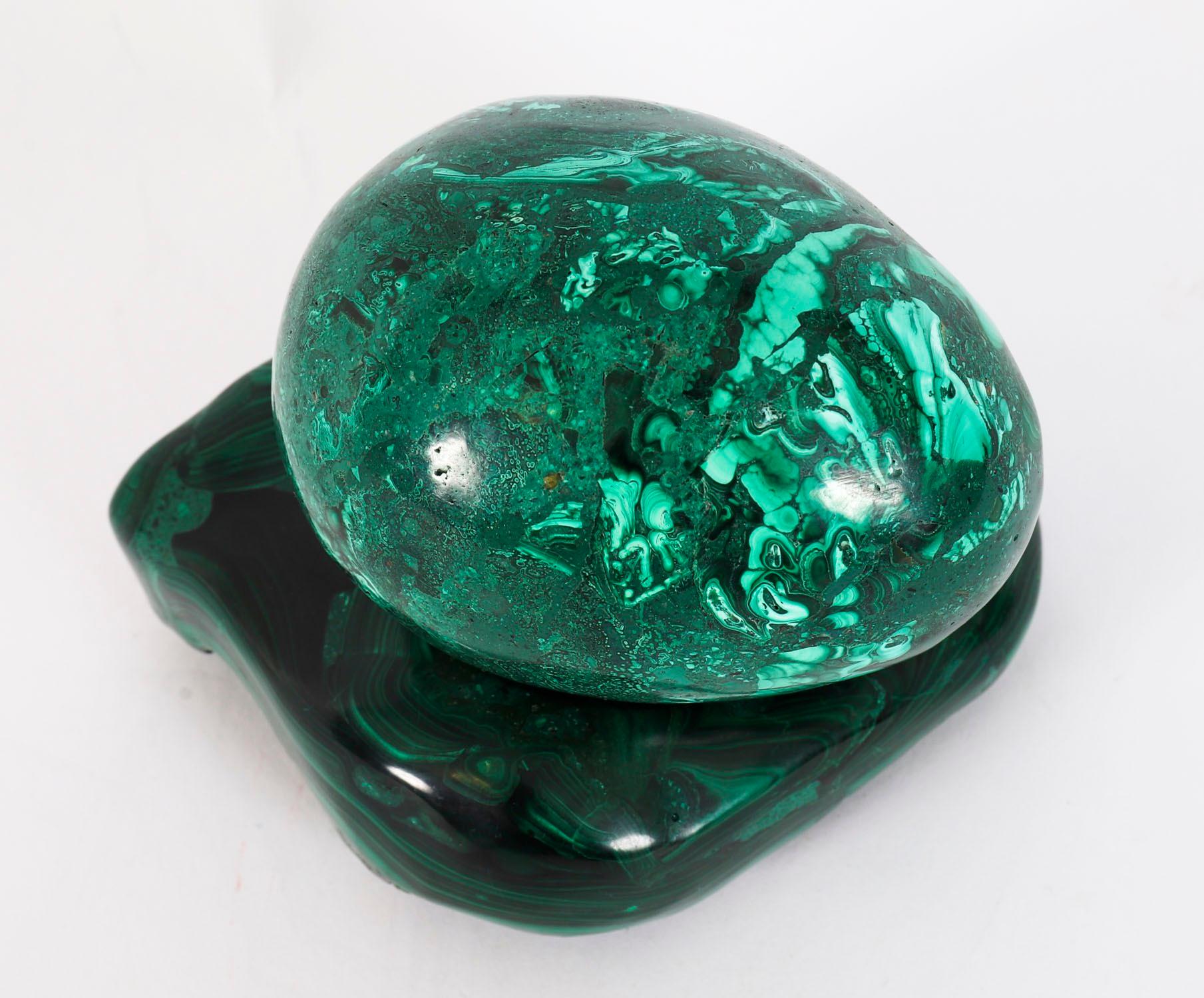 Uovo e supporto in malachite lucida russa del XX secolo in vendita 10