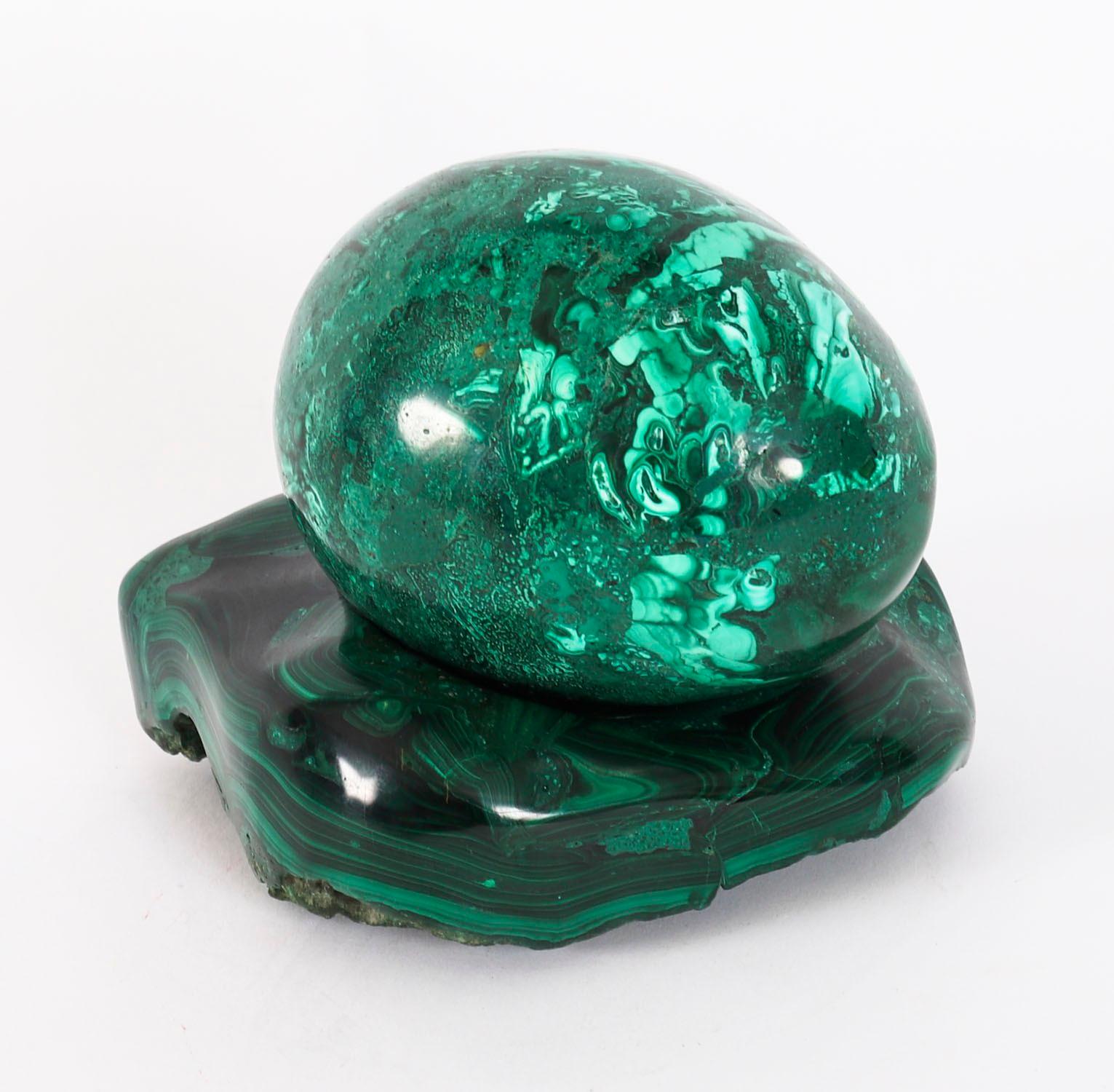 Uovo e supporto in malachite lucida russa del XX secolo in vendita 11