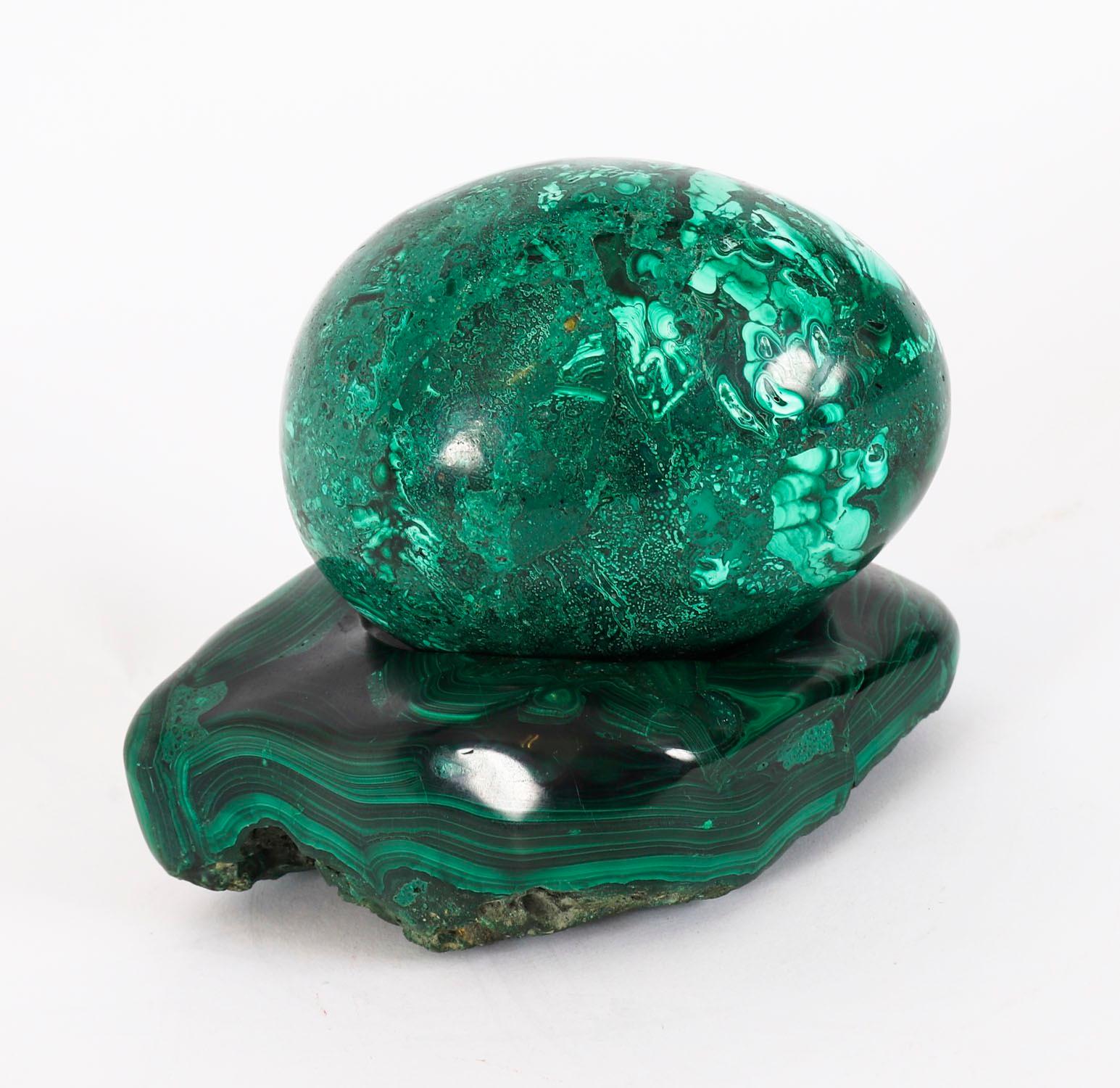 Uovo e supporto in malachite lucida russa del XX secolo in vendita 12