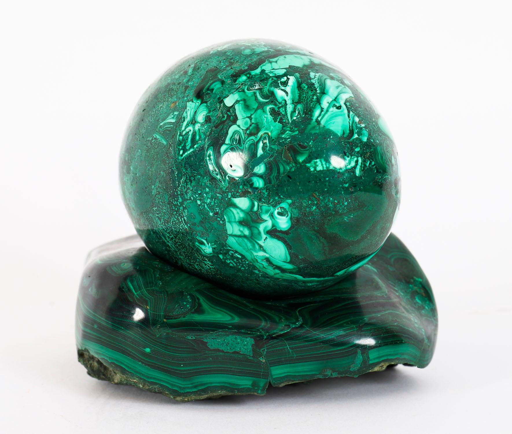 Sconosciuto Uovo e supporto in malachite lucida russa del XX secolo in vendita