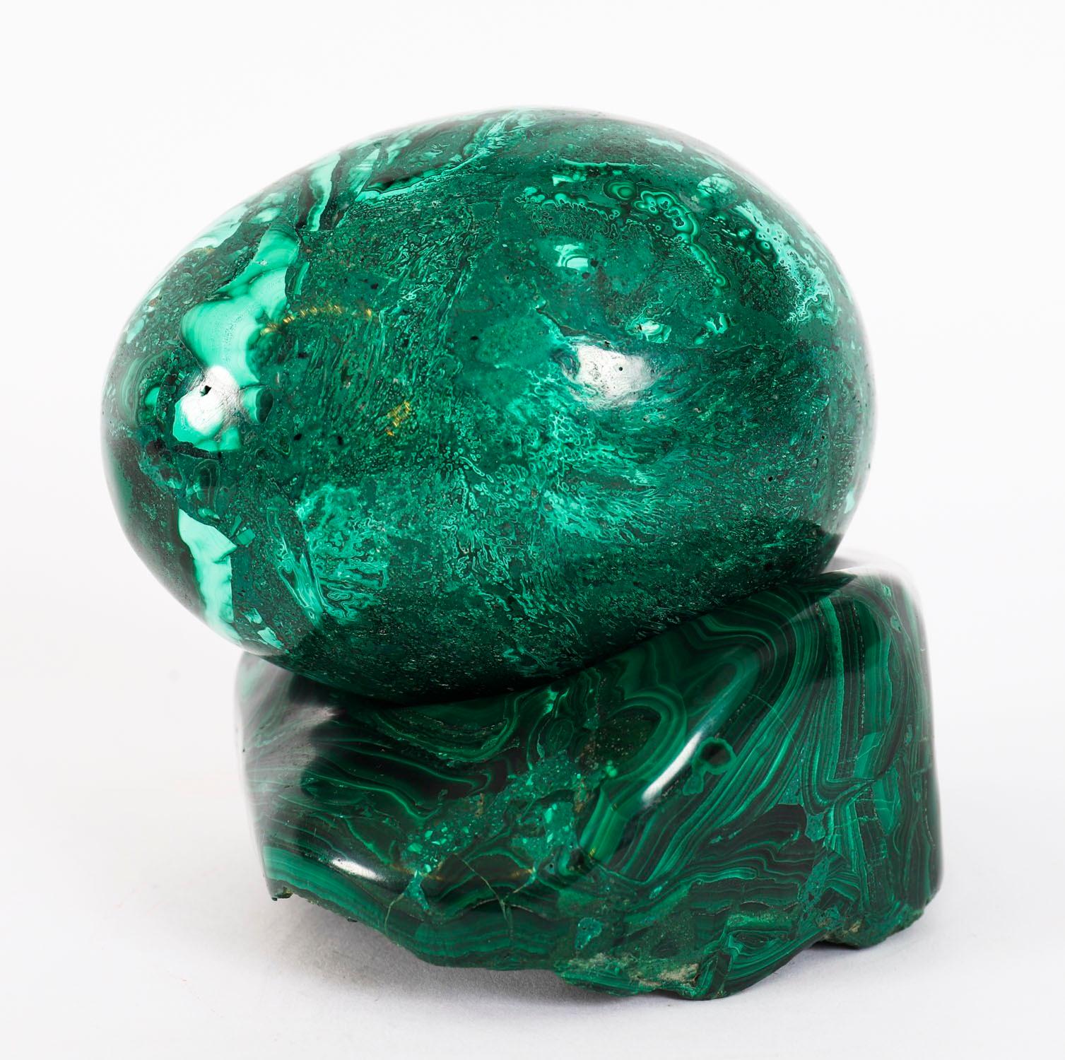 Uovo e supporto in malachite lucida russa del XX secolo In condizioni buone in vendita a London, GB