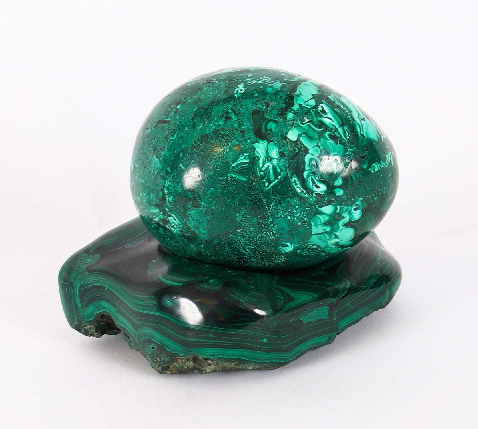 Metà XX secolo Uovo e supporto in malachite lucida russa del XX secolo in vendita